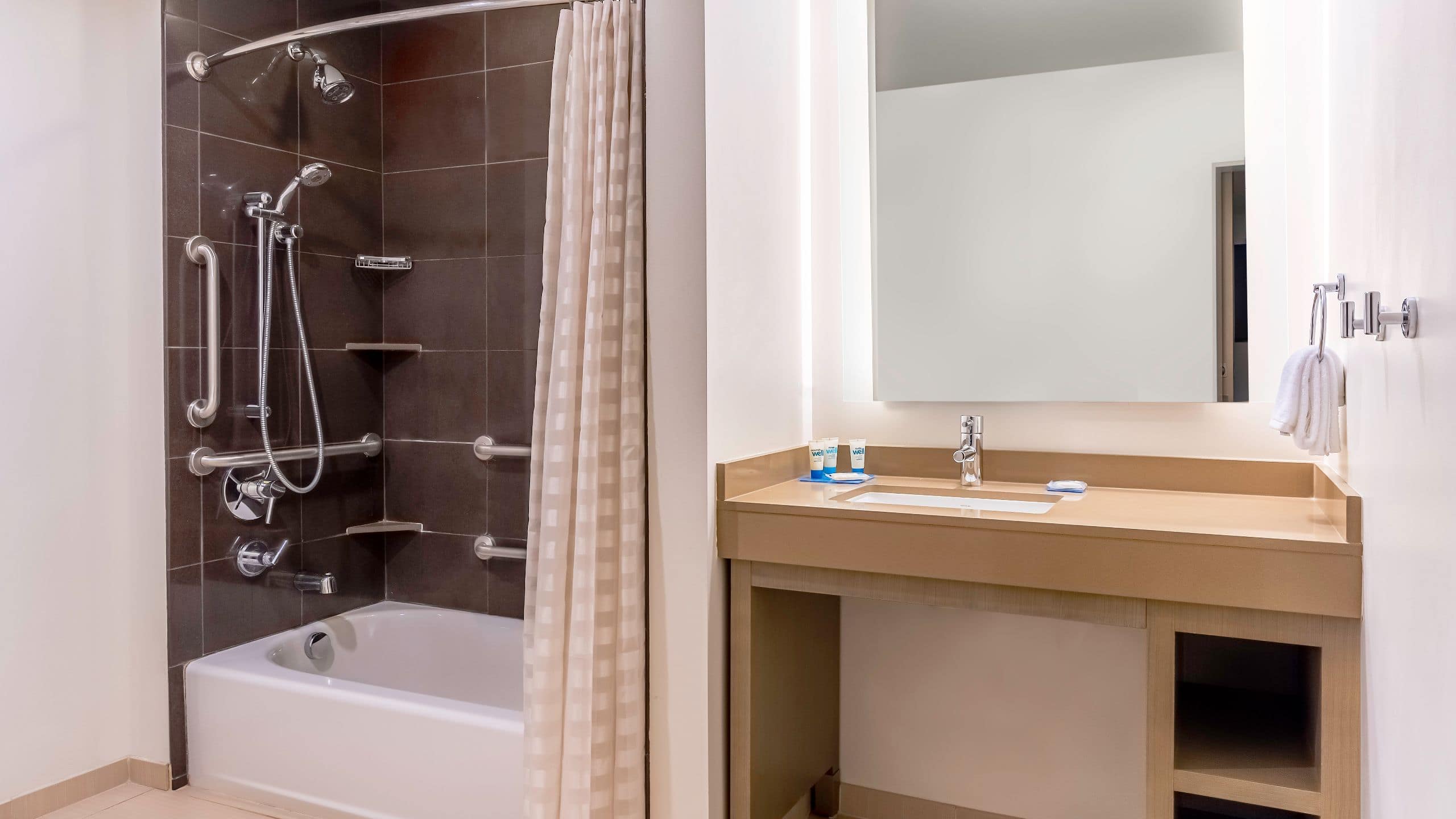 Accessible One-Bedroom Suite 2 Queen Beds - Image 6