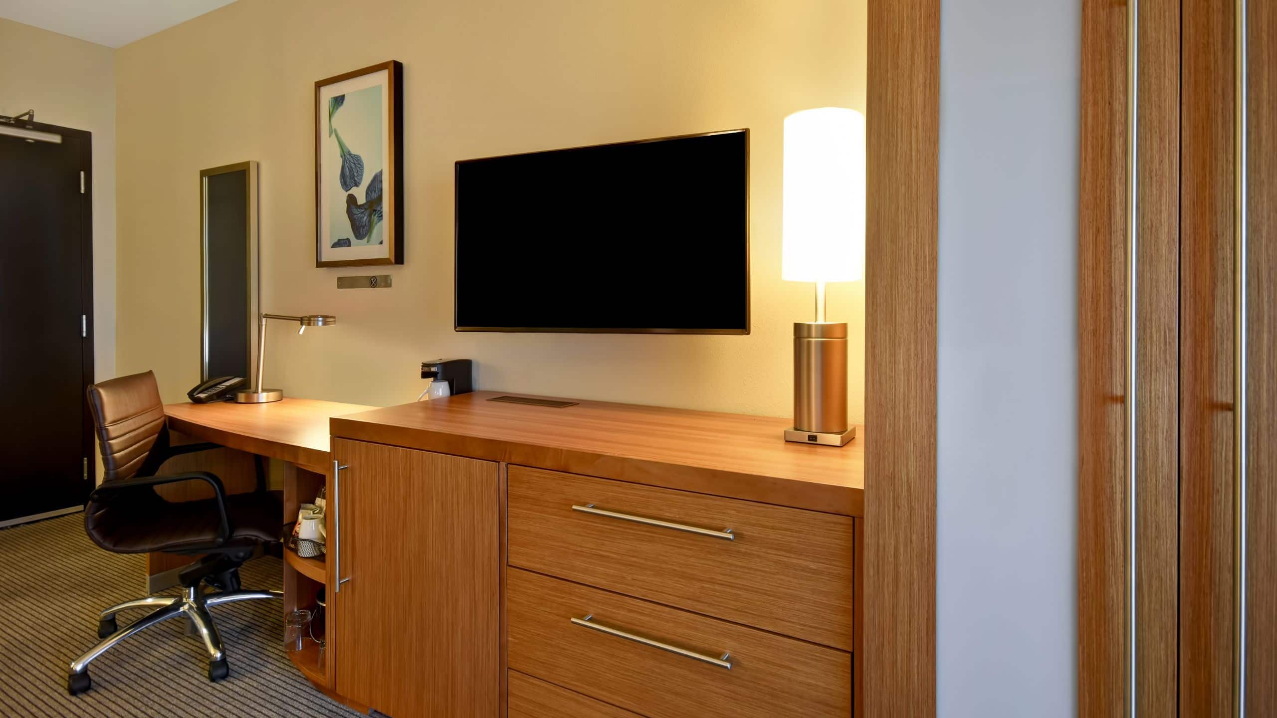 Accessible | King Bed/Tub (Plus Sofa Bed) - Image 5