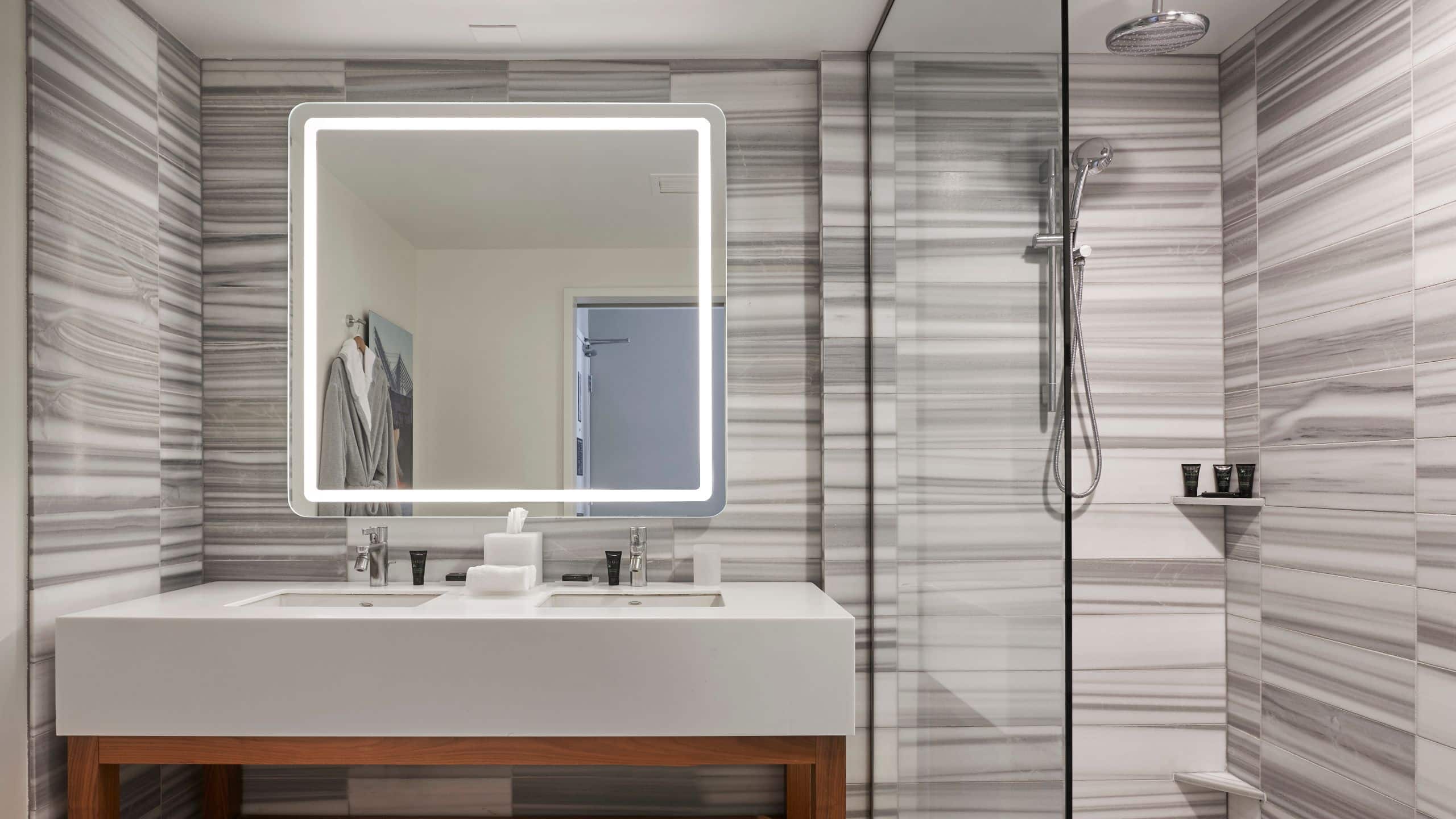 2 Queen Beds - Image 2