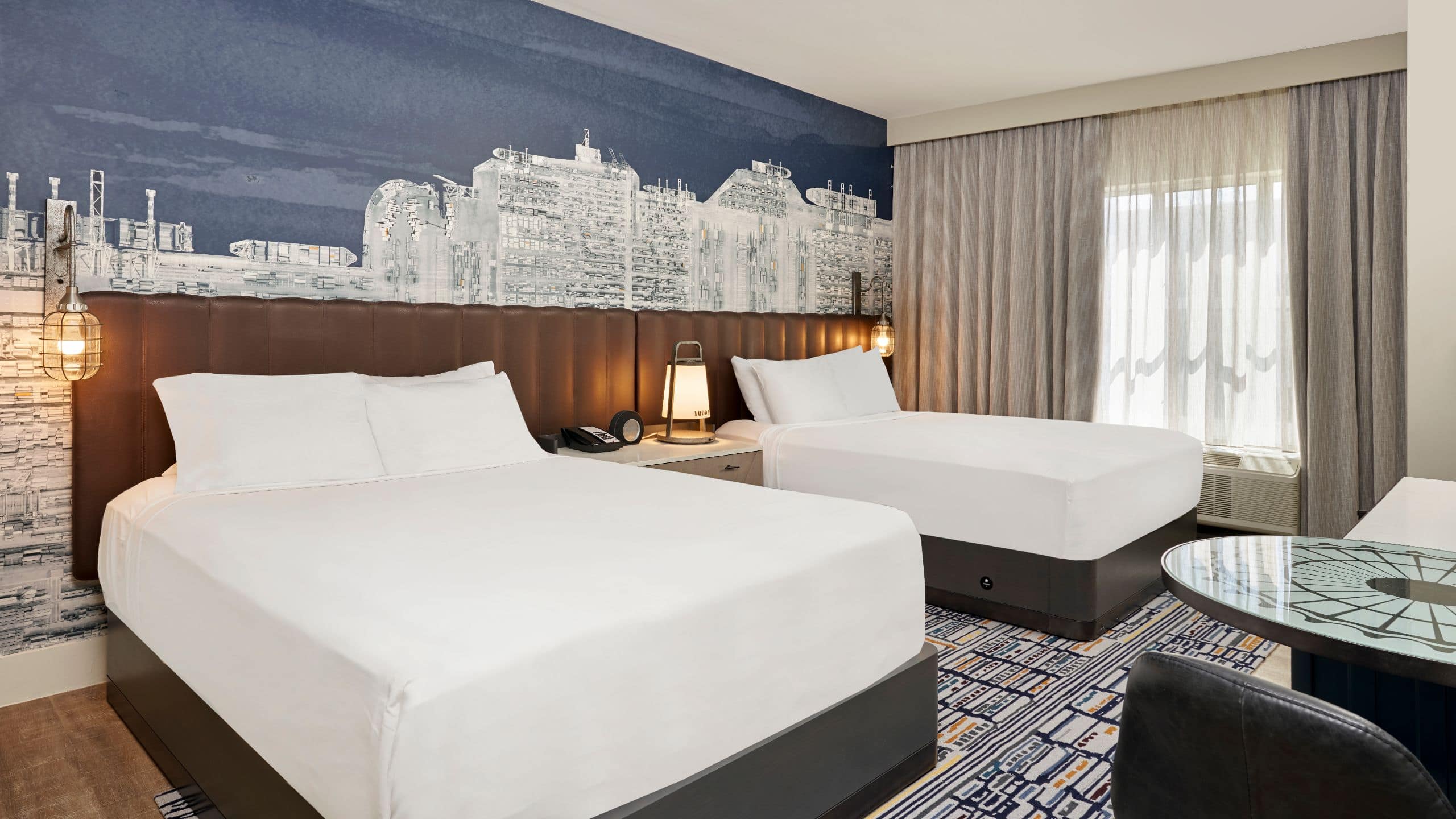 2 Queen Beds - Image 1