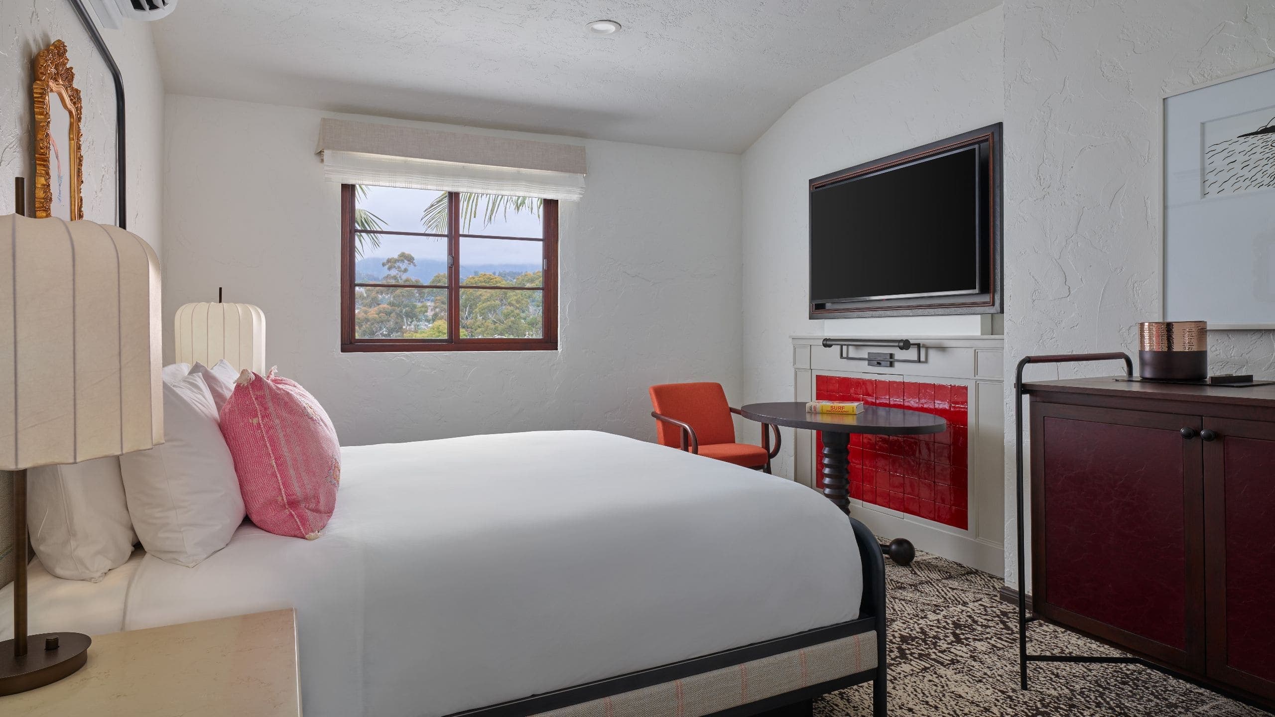 1 King Bed - Image 1