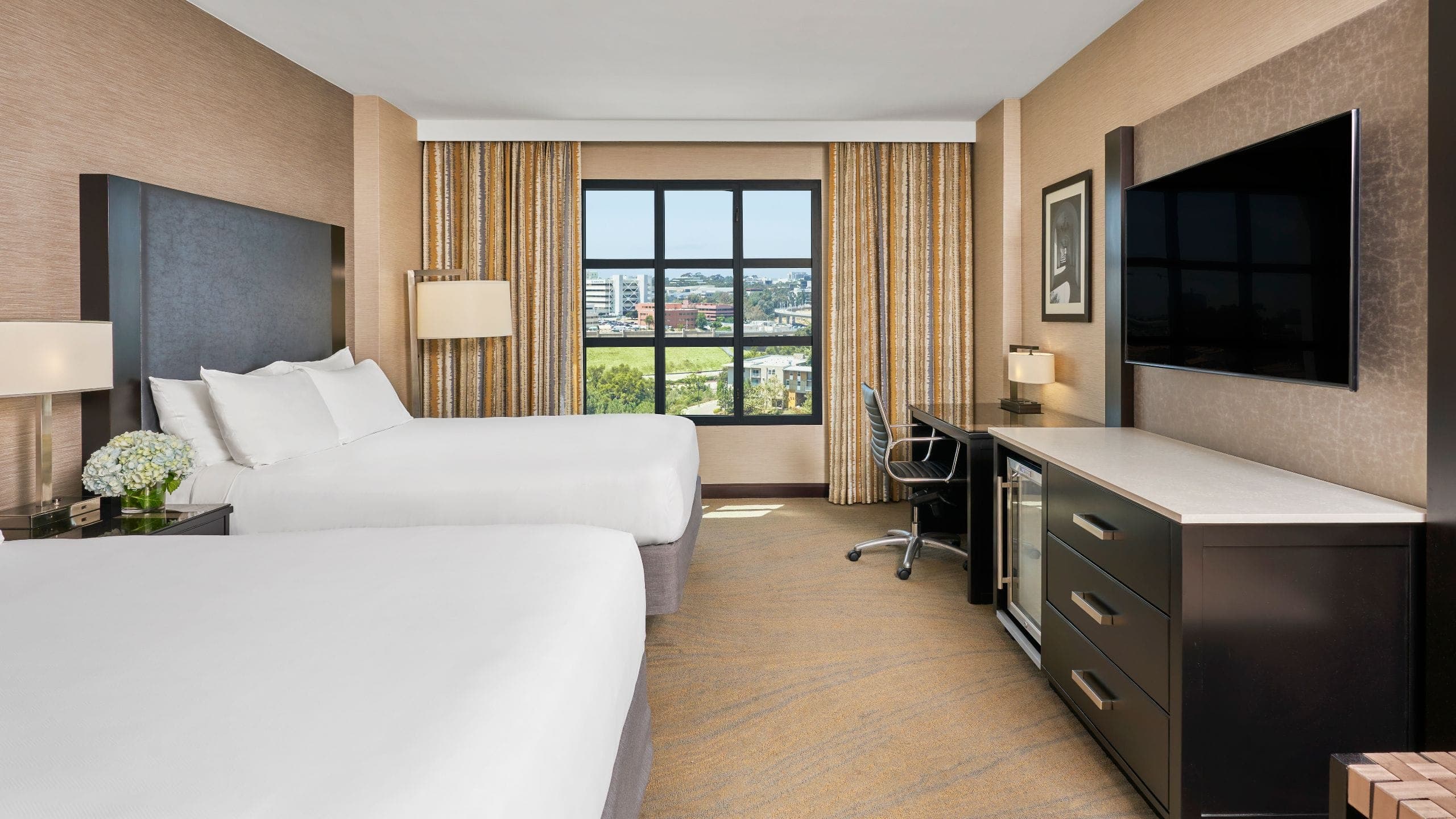 2 Queen Beds - Image 2