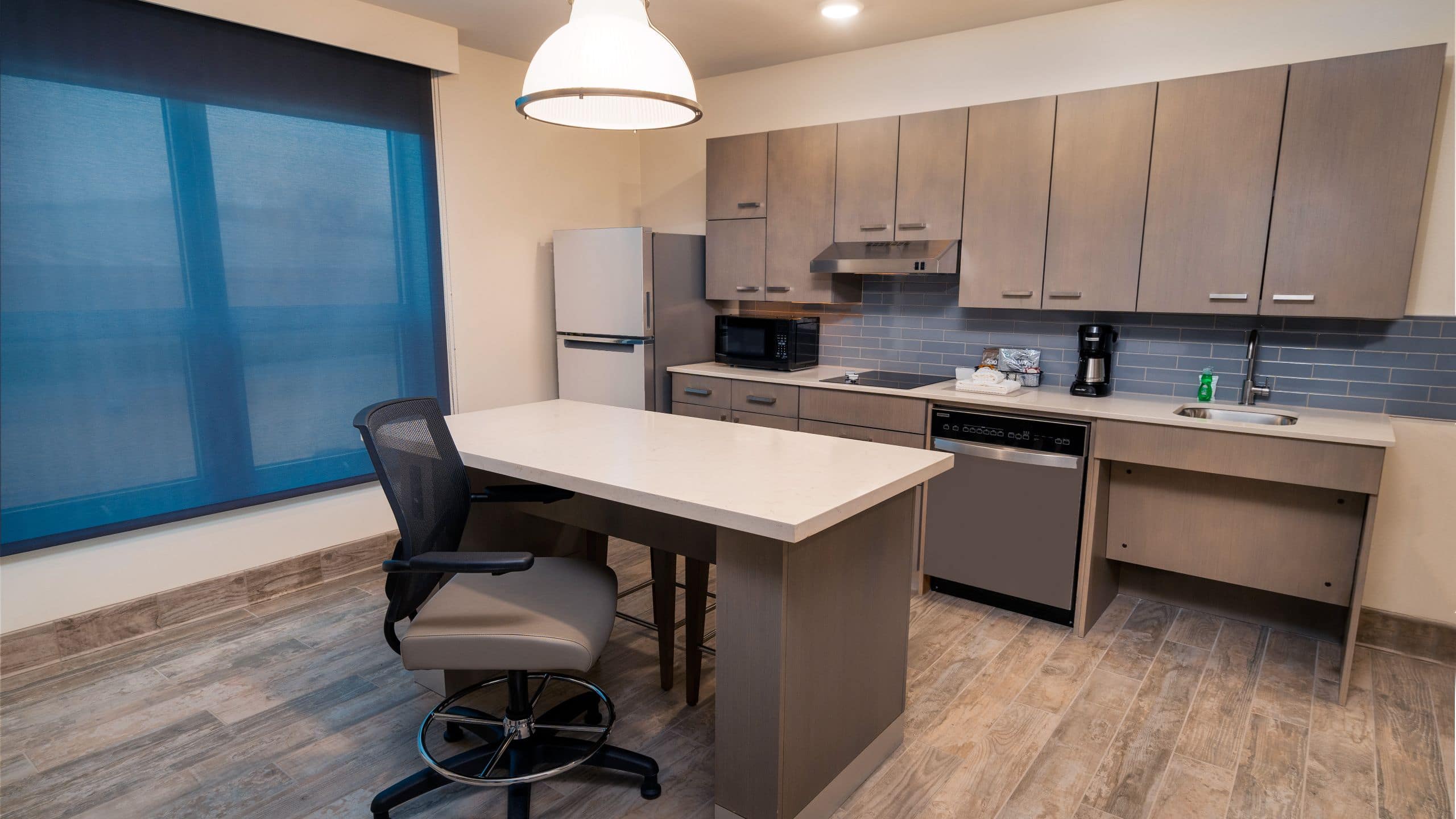 Accessible One Bedroom Kitchen Suite | Two Queen Beds / Tub (plus sofa bed) - Image 3