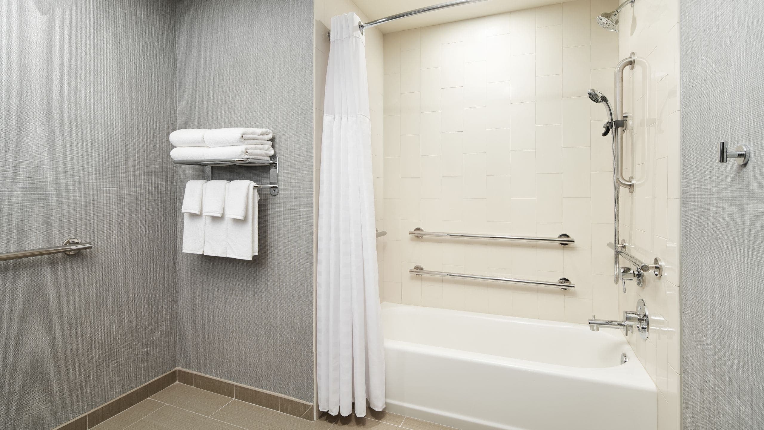 Accessible | King Bed/Tub (plus sofa bed) - Image 4