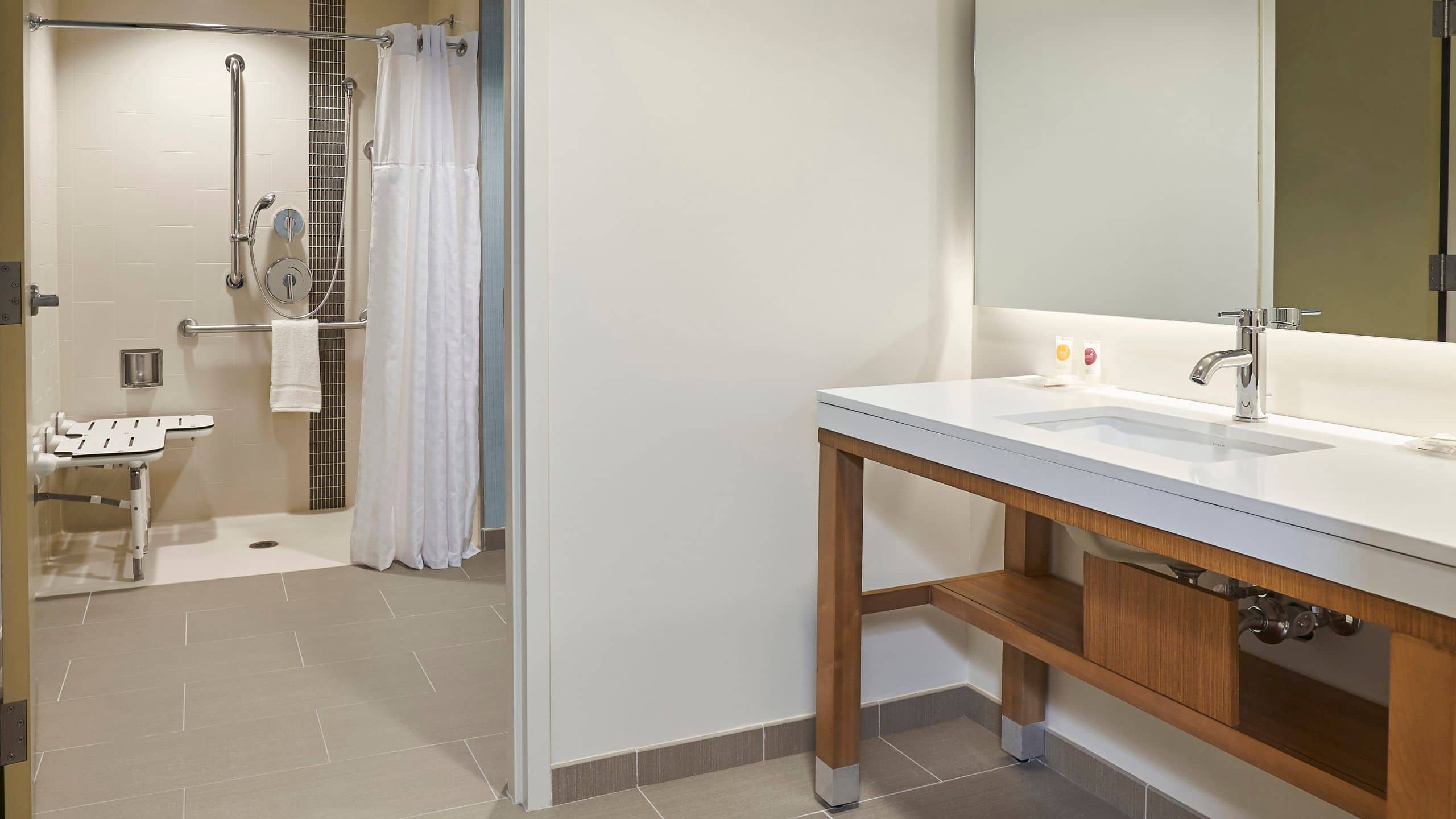 Accessible | 2 Queen Beds/Roll-In Shower (plus sofa bed) - Image 3