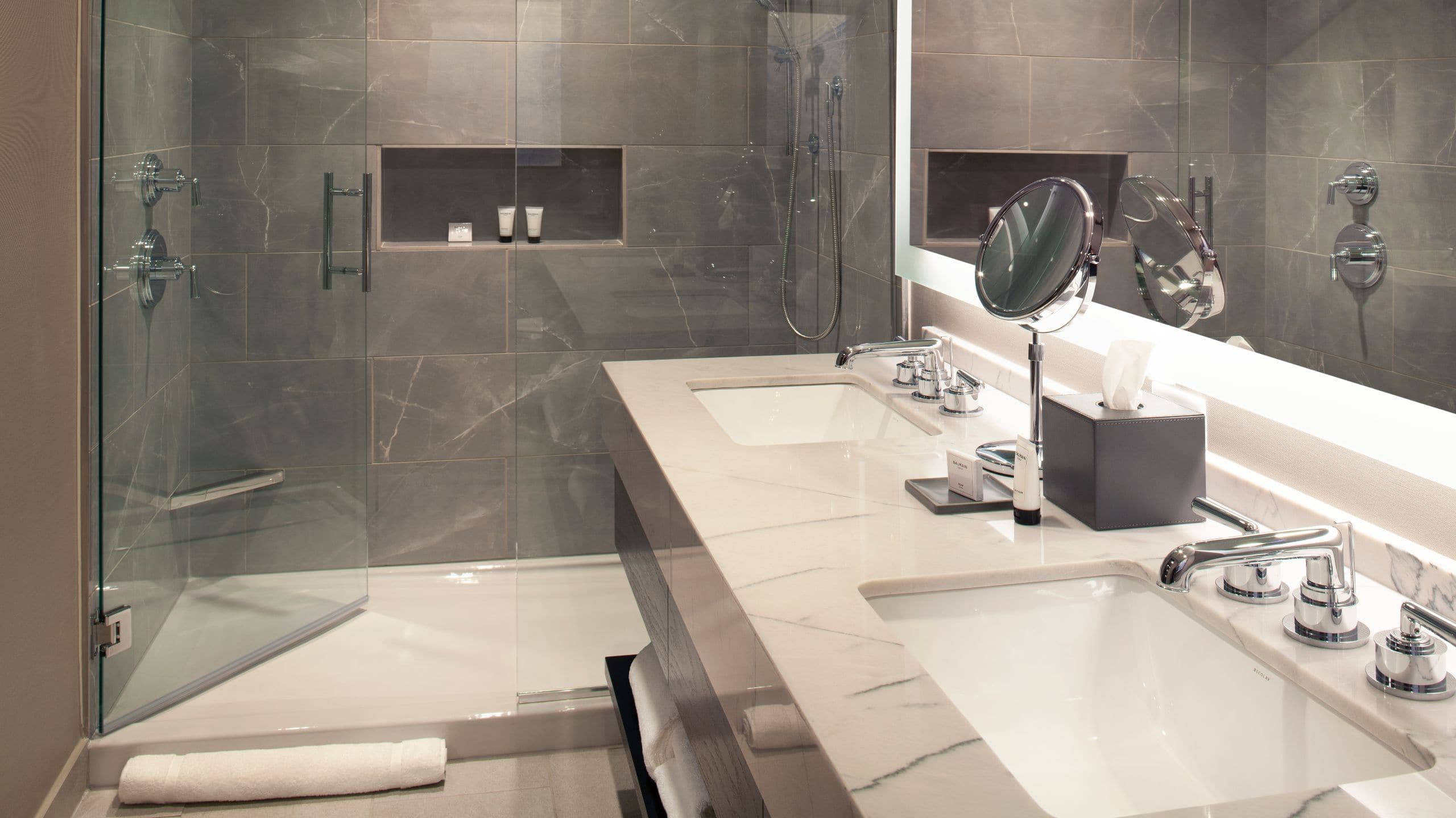 Broadway Corner Suite with 1 King Bed - Image 3