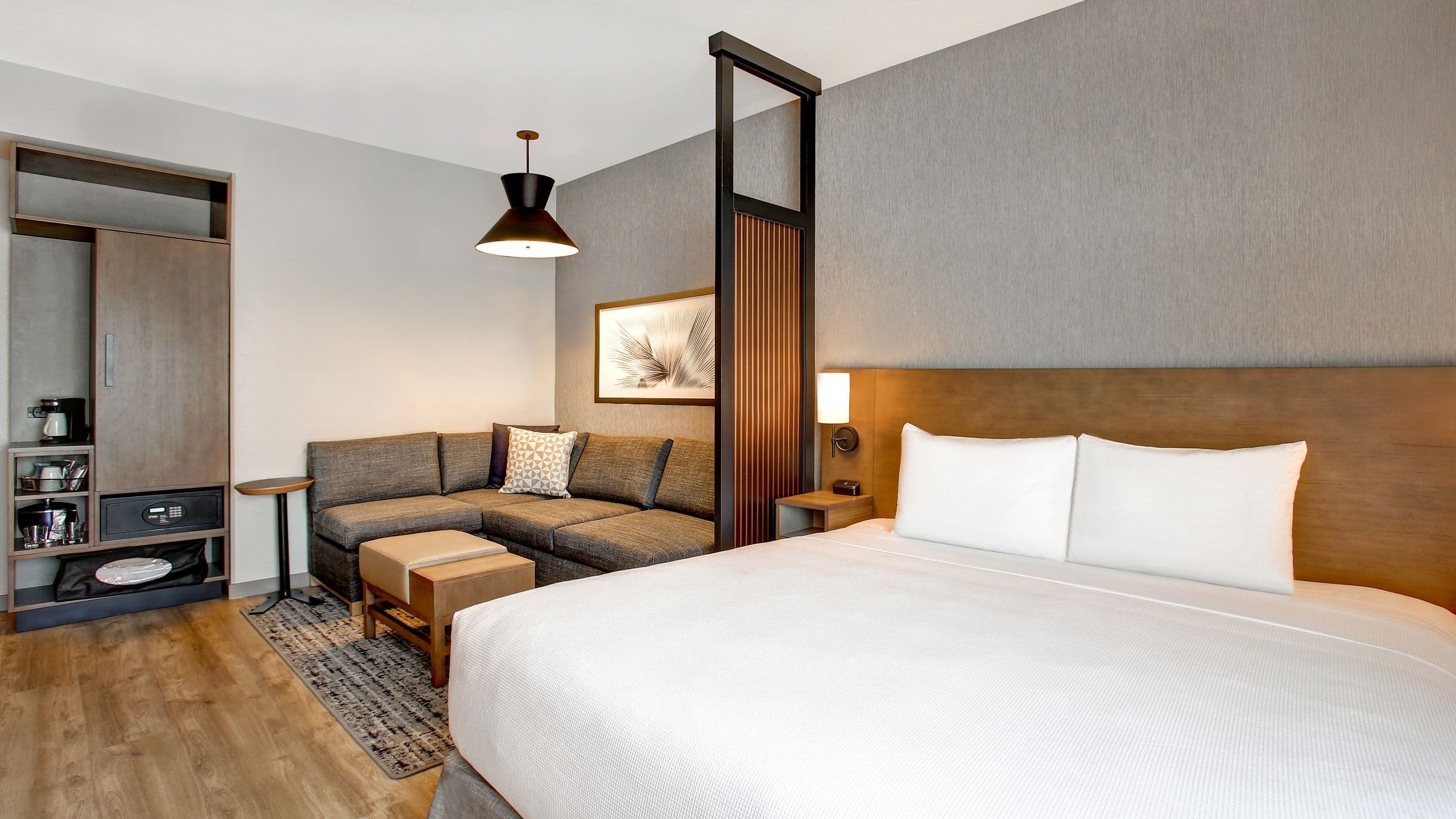 Accessible | King Bed / Tub (plus sofa bed) - Image 2