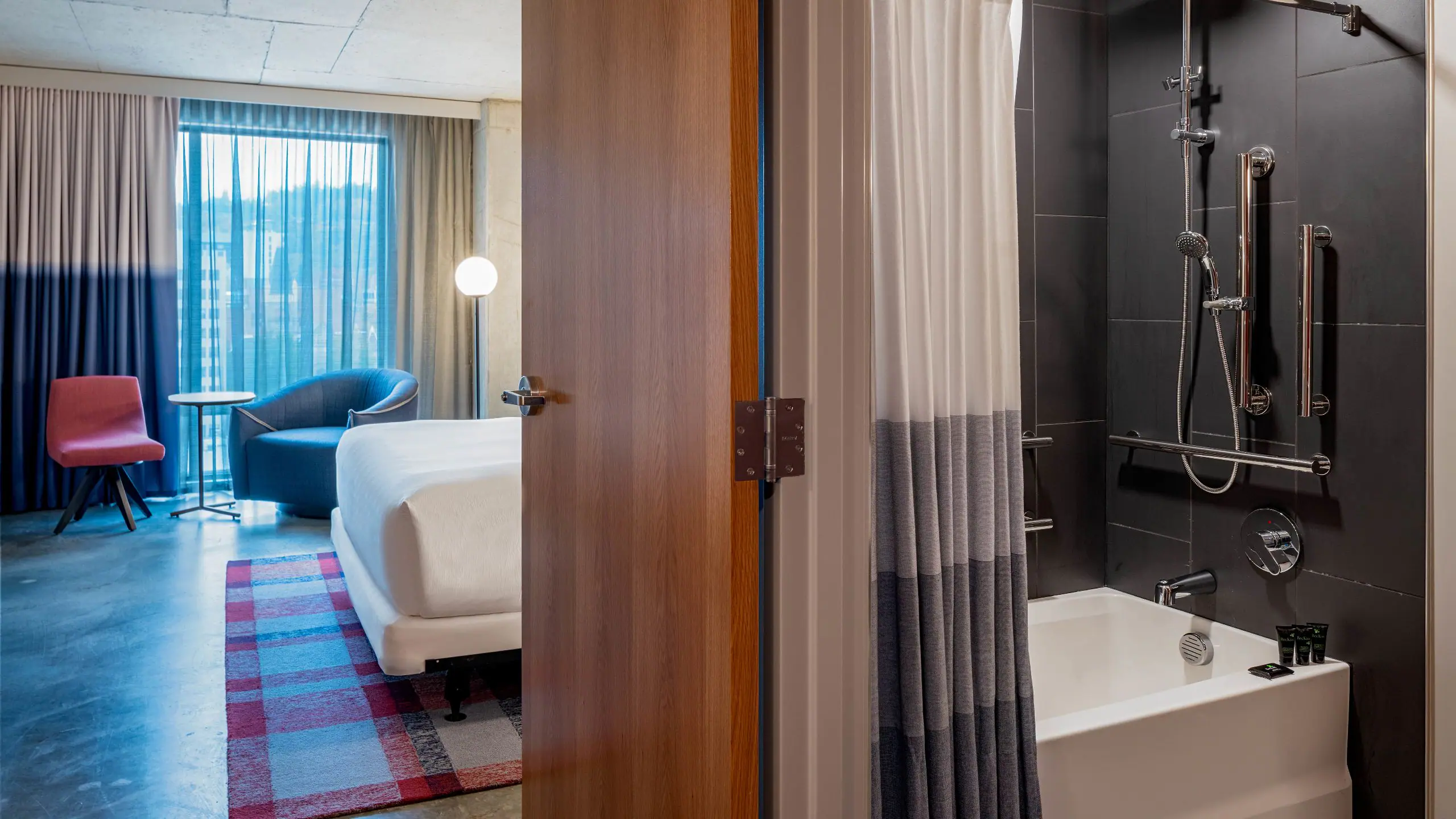 Accessible | King Bed / Tub - Image 1