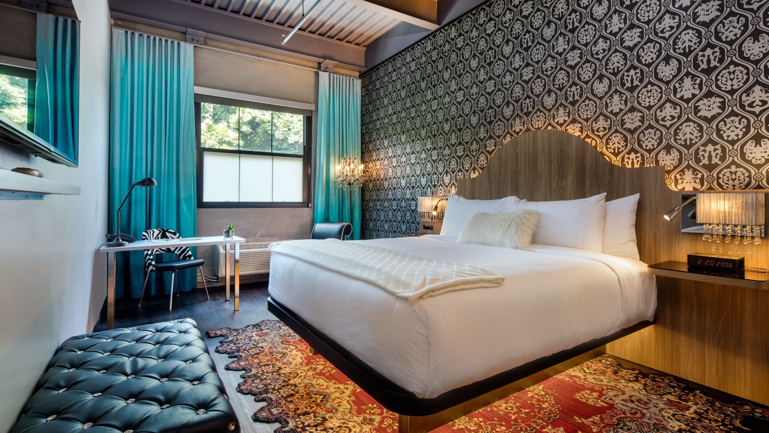 ACCESSIBLE | 1 King Bed / Roll-in Shower - Image 1