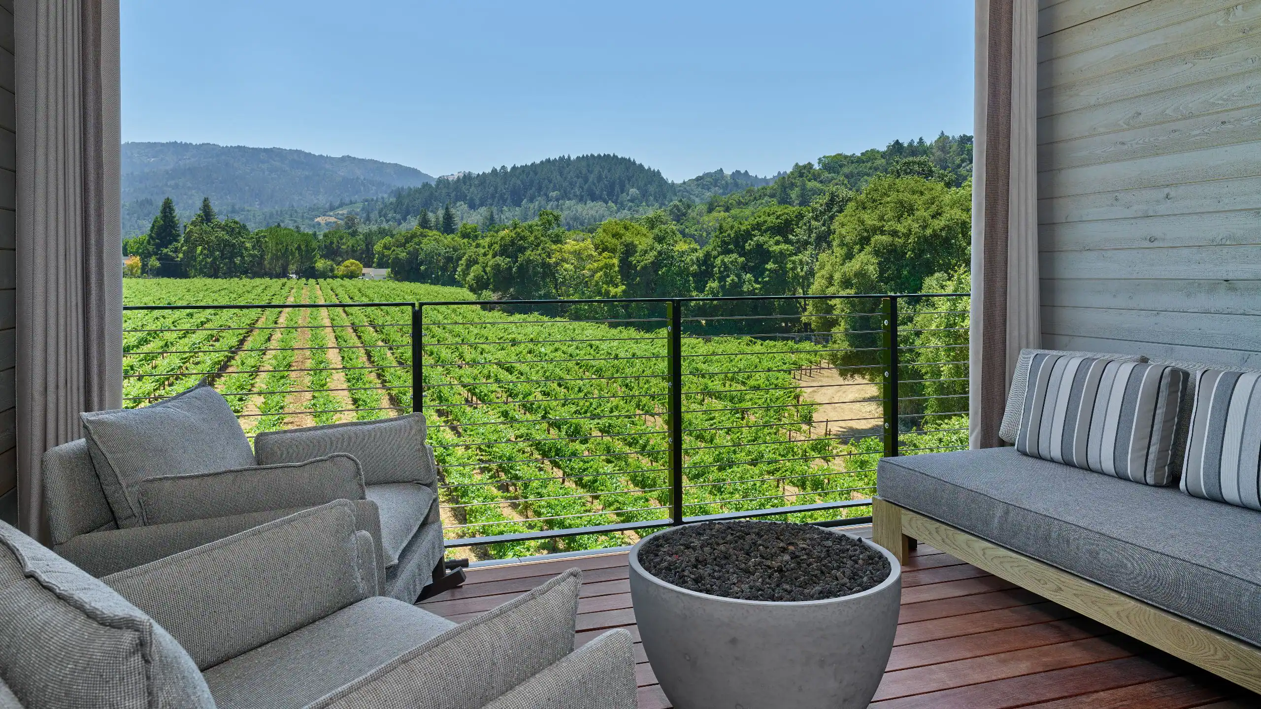 2 Queen Beds Vineyard View Balcony - Image 3