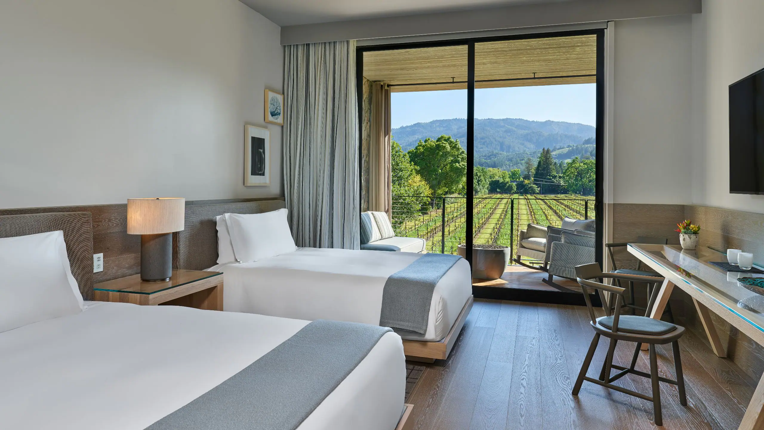 2 Queen Beds Vineyard View Balcony - Image 2