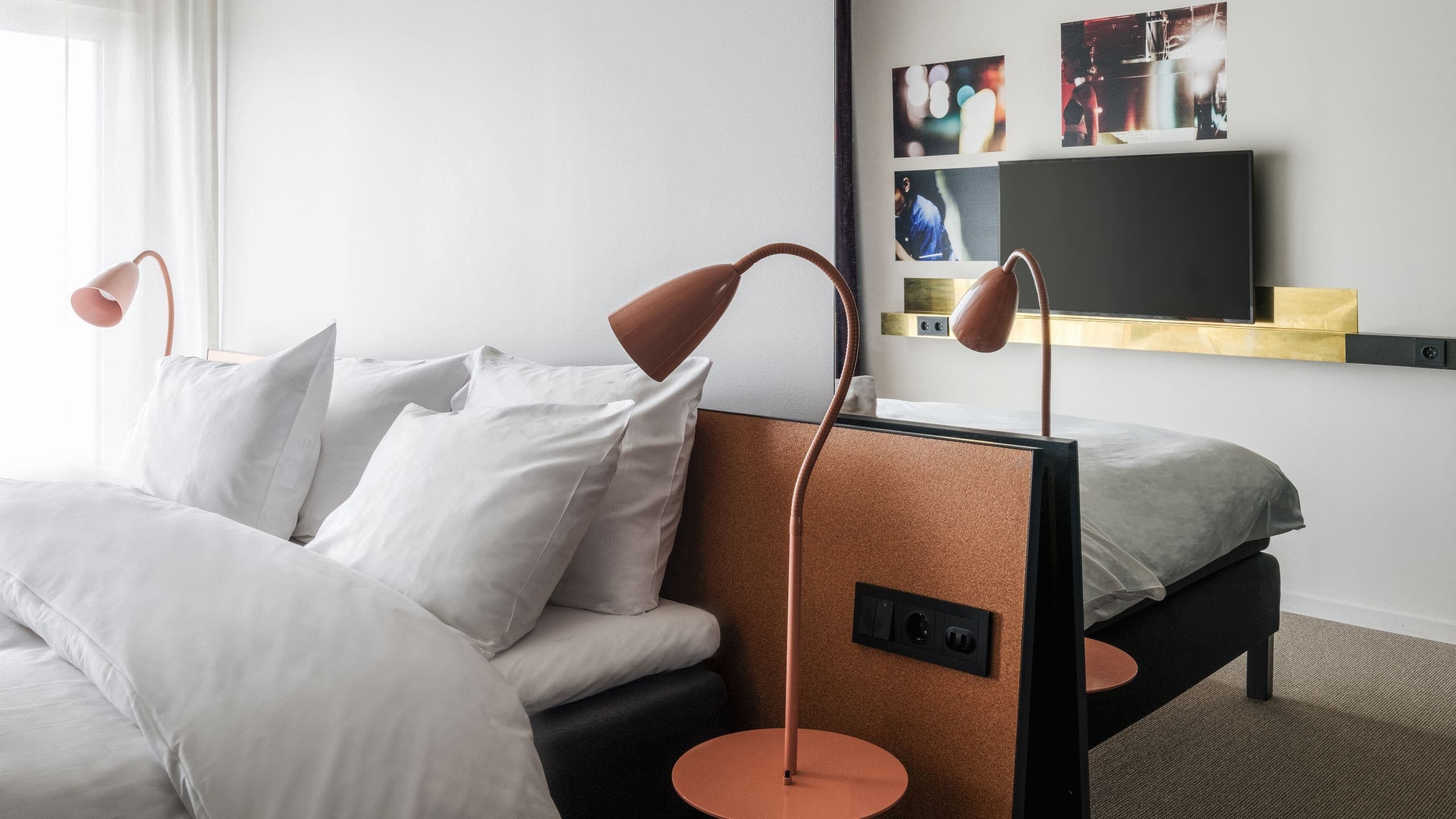 Queen Bed City View - Image 4