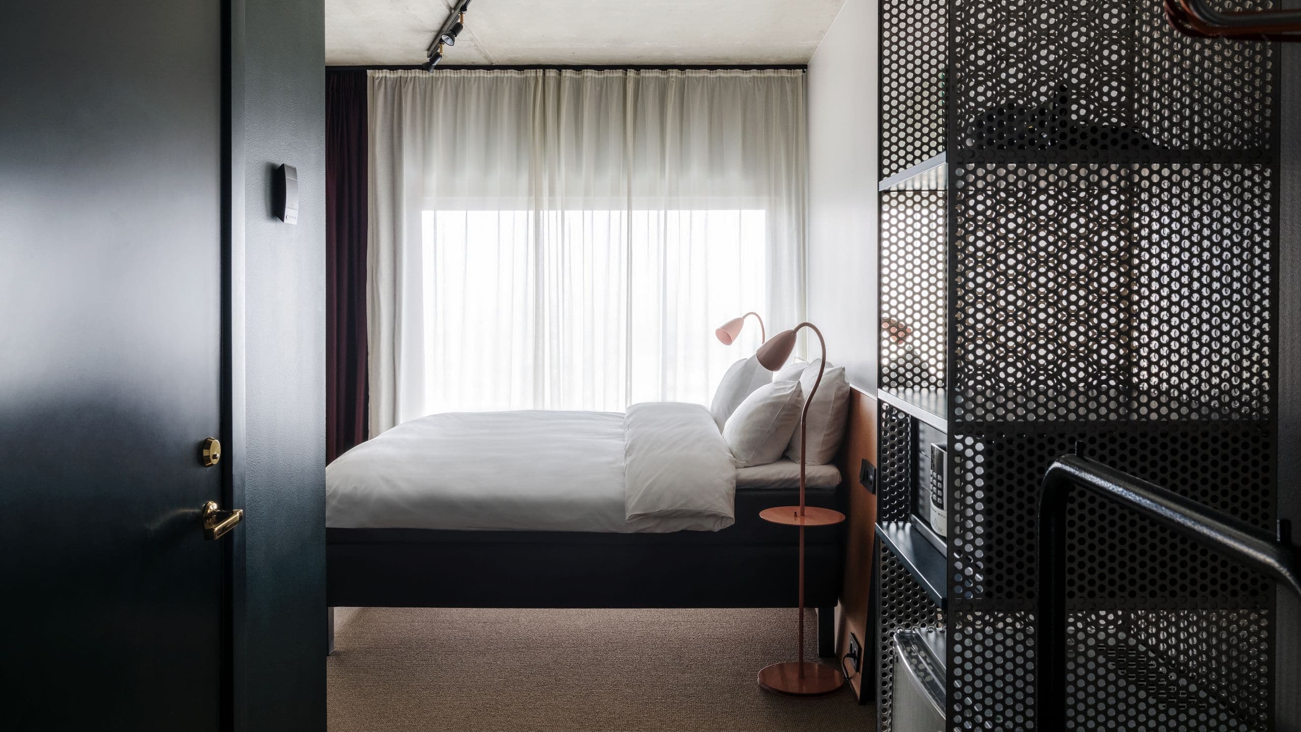 Queen Bed City View - Image 3