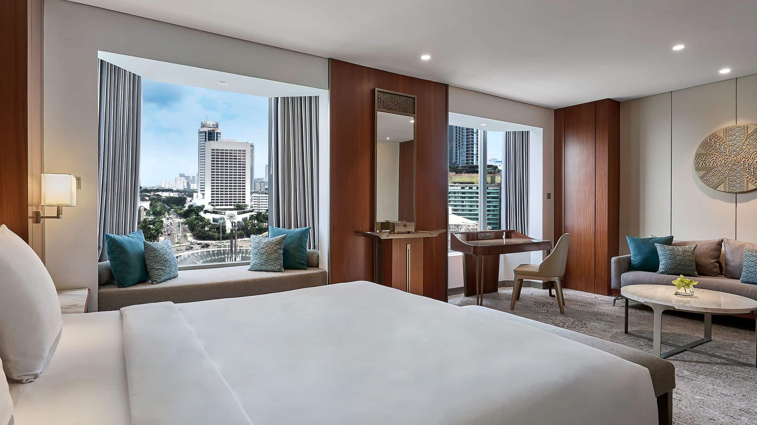 1 King Bed with City View - Image 1