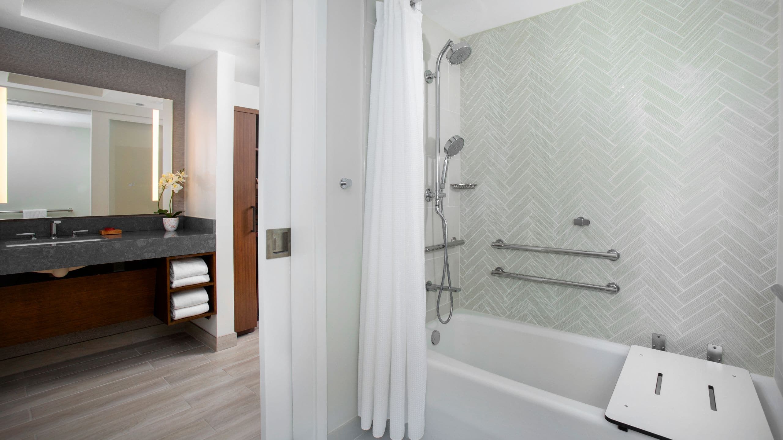2 Queen Beds, Accessible Tub - Image 1
