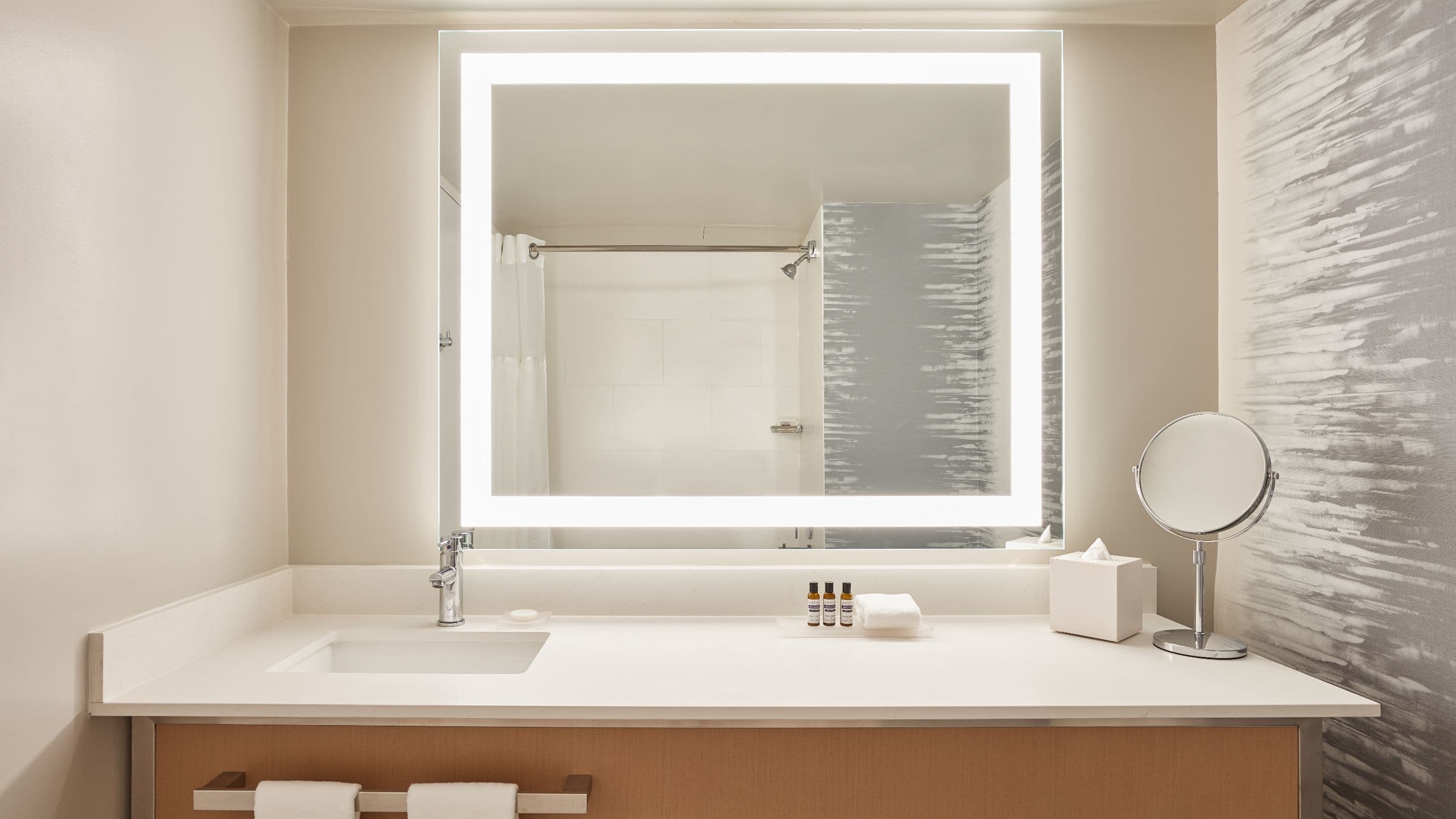 2 Queen Beds Deluxe - Image 2