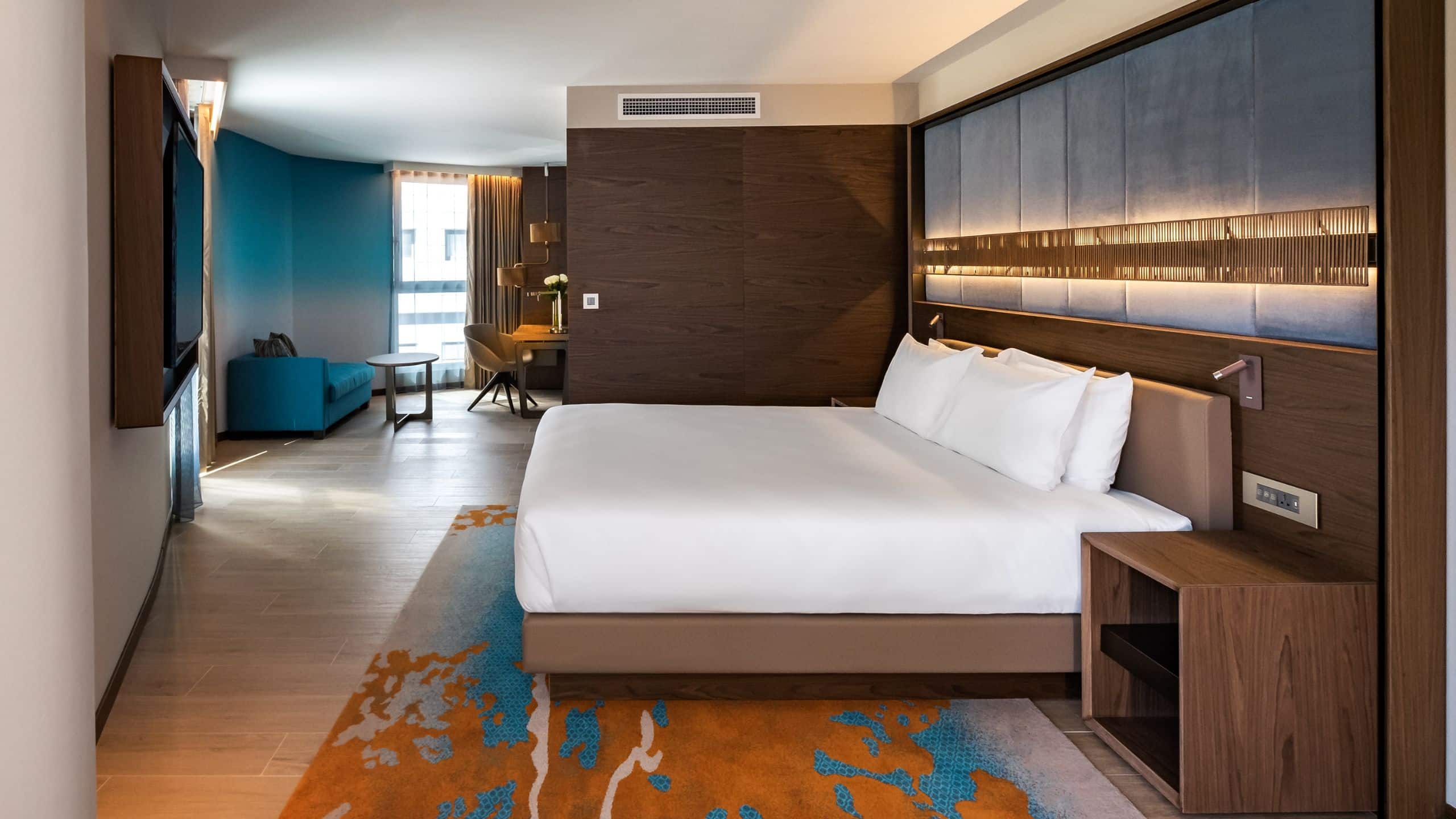 Regency Suite with 1 King Bed and Pjazza View - Image 4