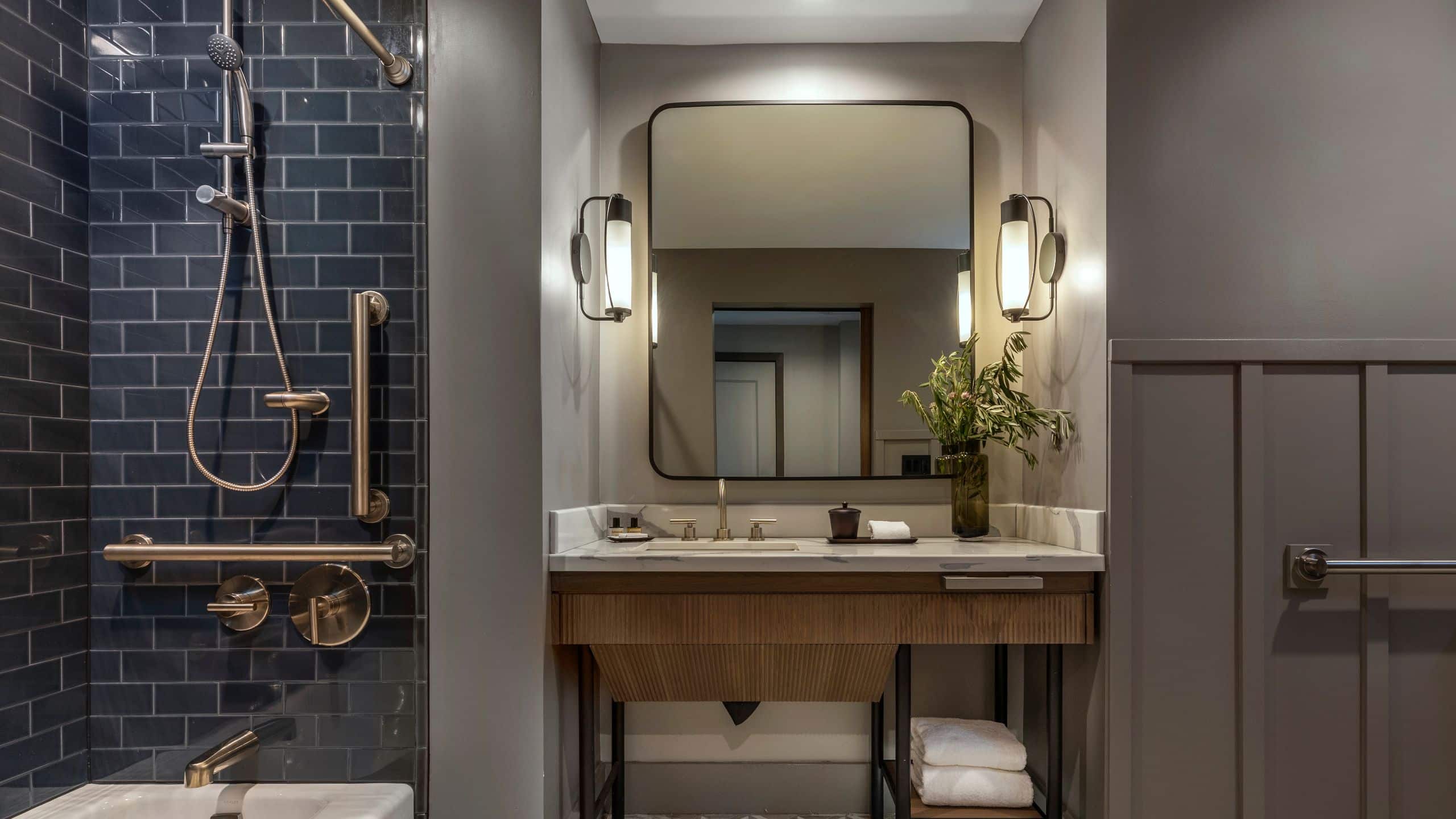 Accessible 1 King Bed with Tub - Image 2