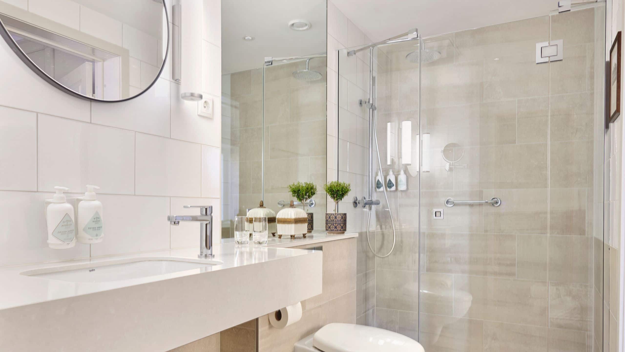 1 Queen Bed - Image 5