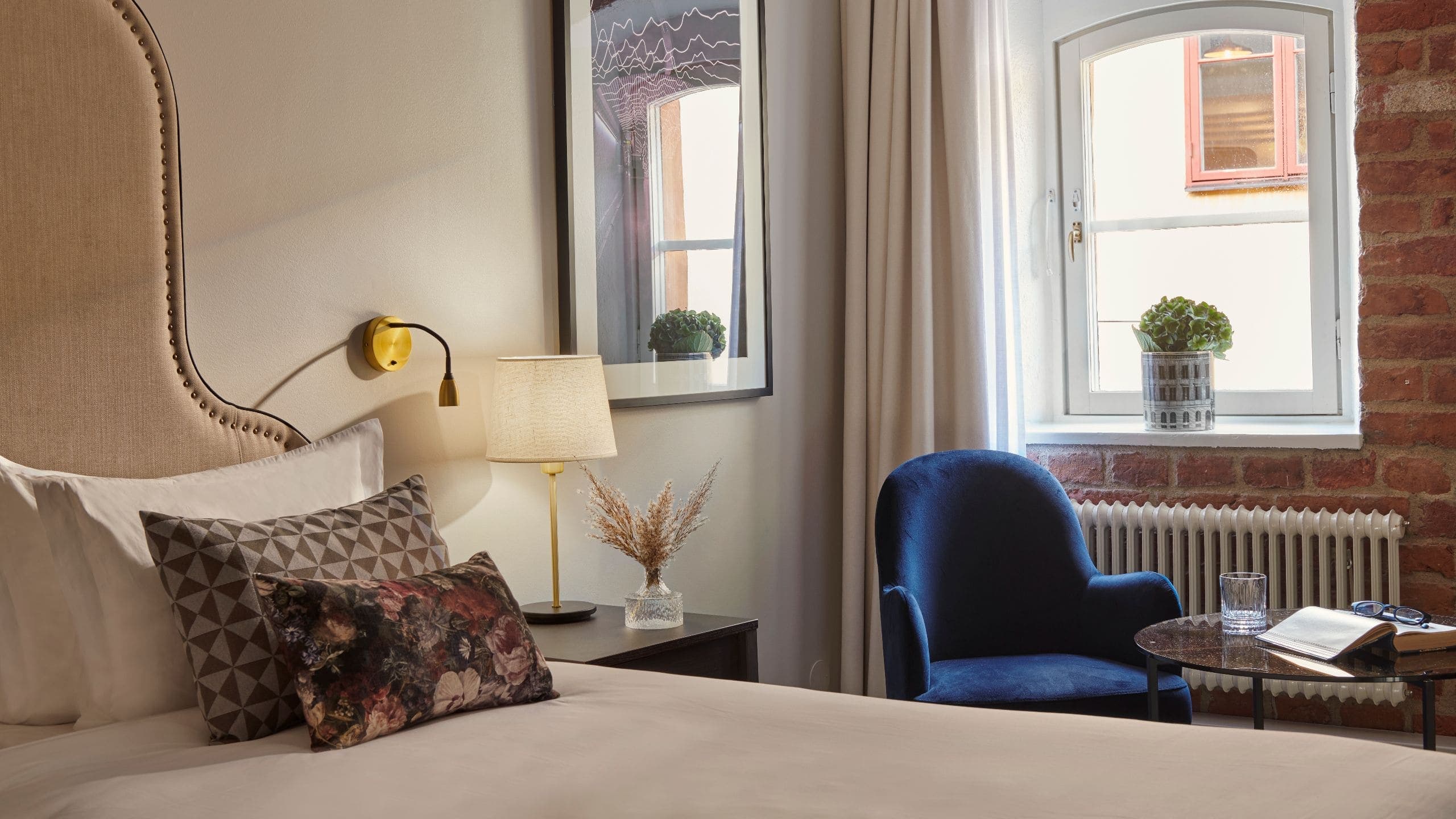 1 King Bed - Image 3