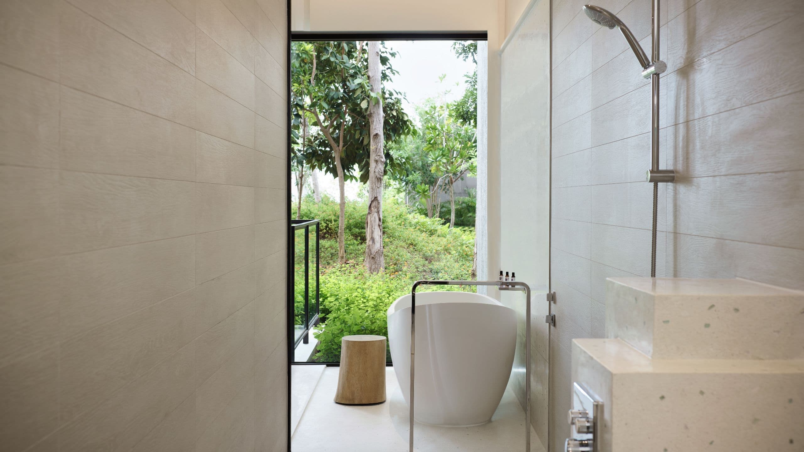 1 King Bed Garden View - Image 3