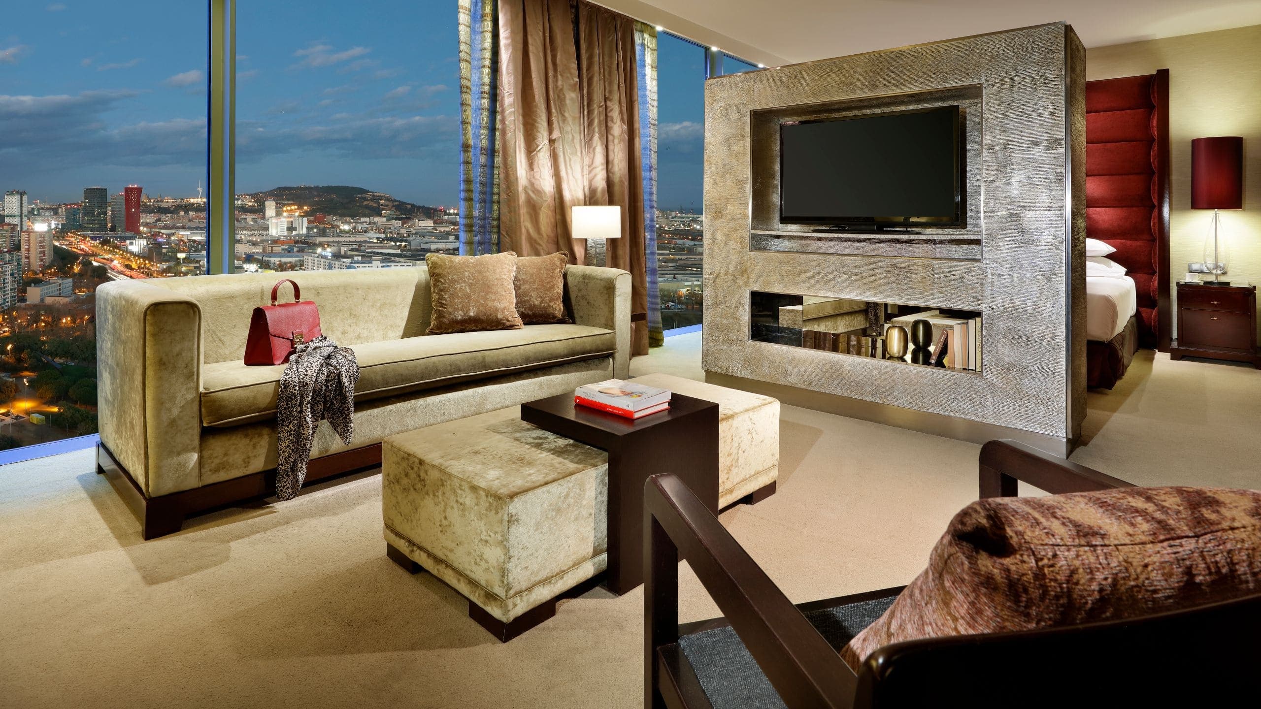 Regency Suites King High Floor Deluxe - Image 2