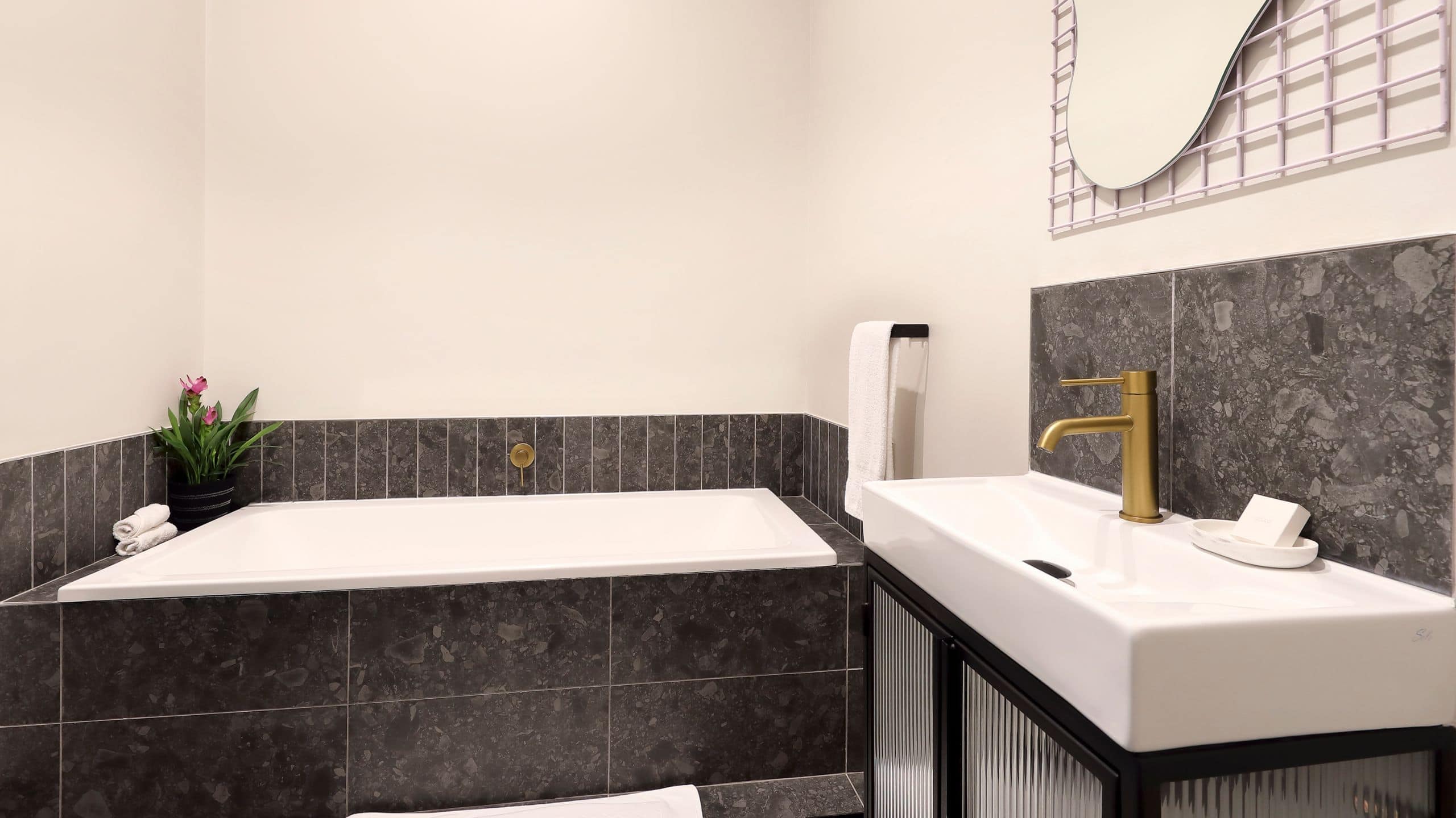 1 Bedroom Suite 1 King Bed - Image 3