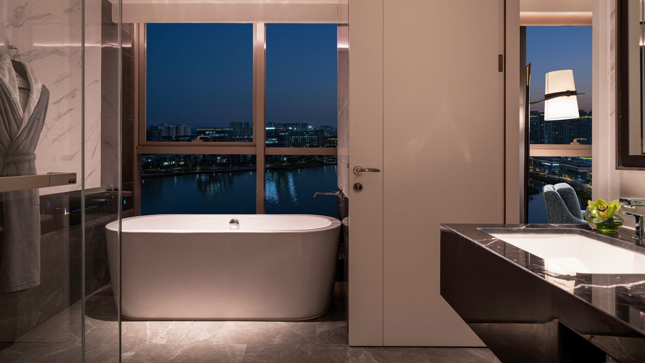 Executive Suite - Image 3