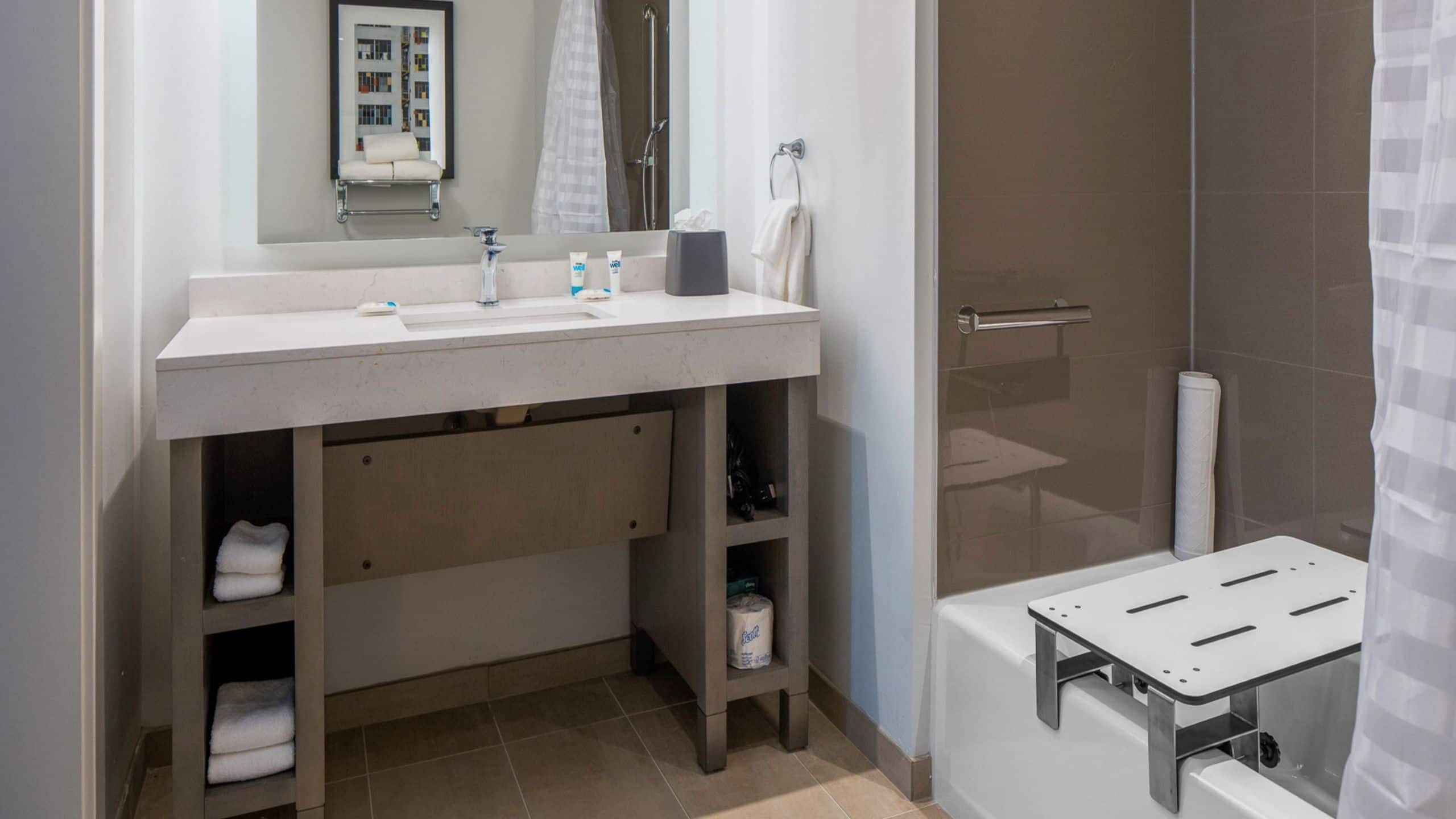Accessible One Bedroom Kitchen Suite/Tub | King Bed (Plus Sofa Bed) - Image 3