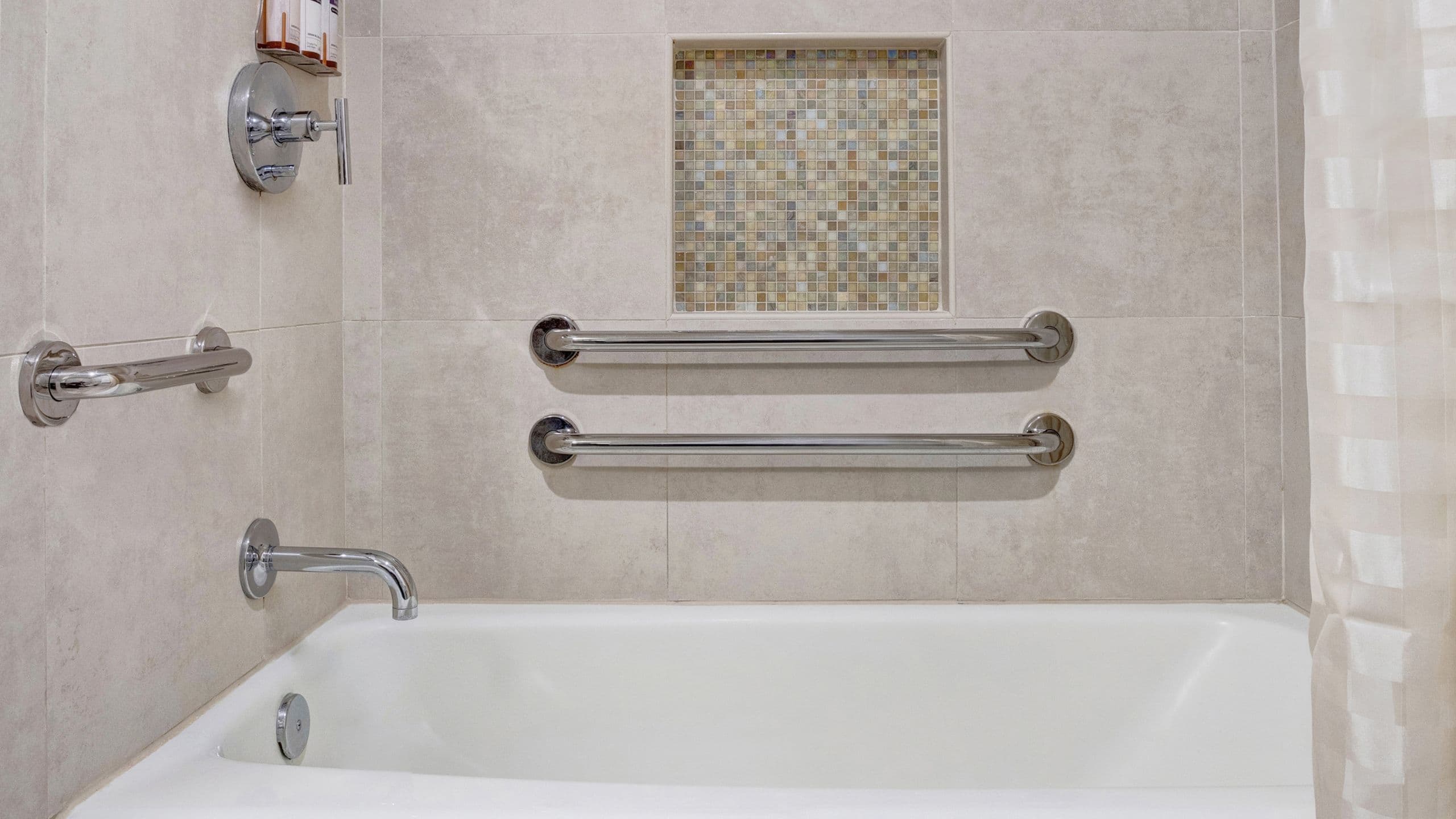 2 Queen Beds Accessible Tub - Image 2