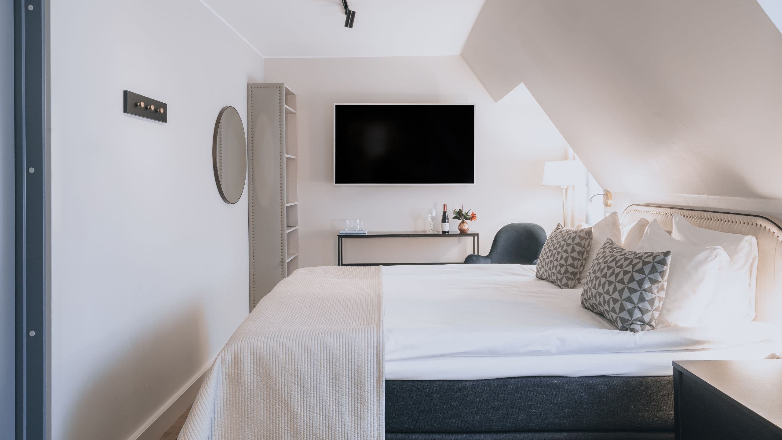 2 Twin Beds - Image 3