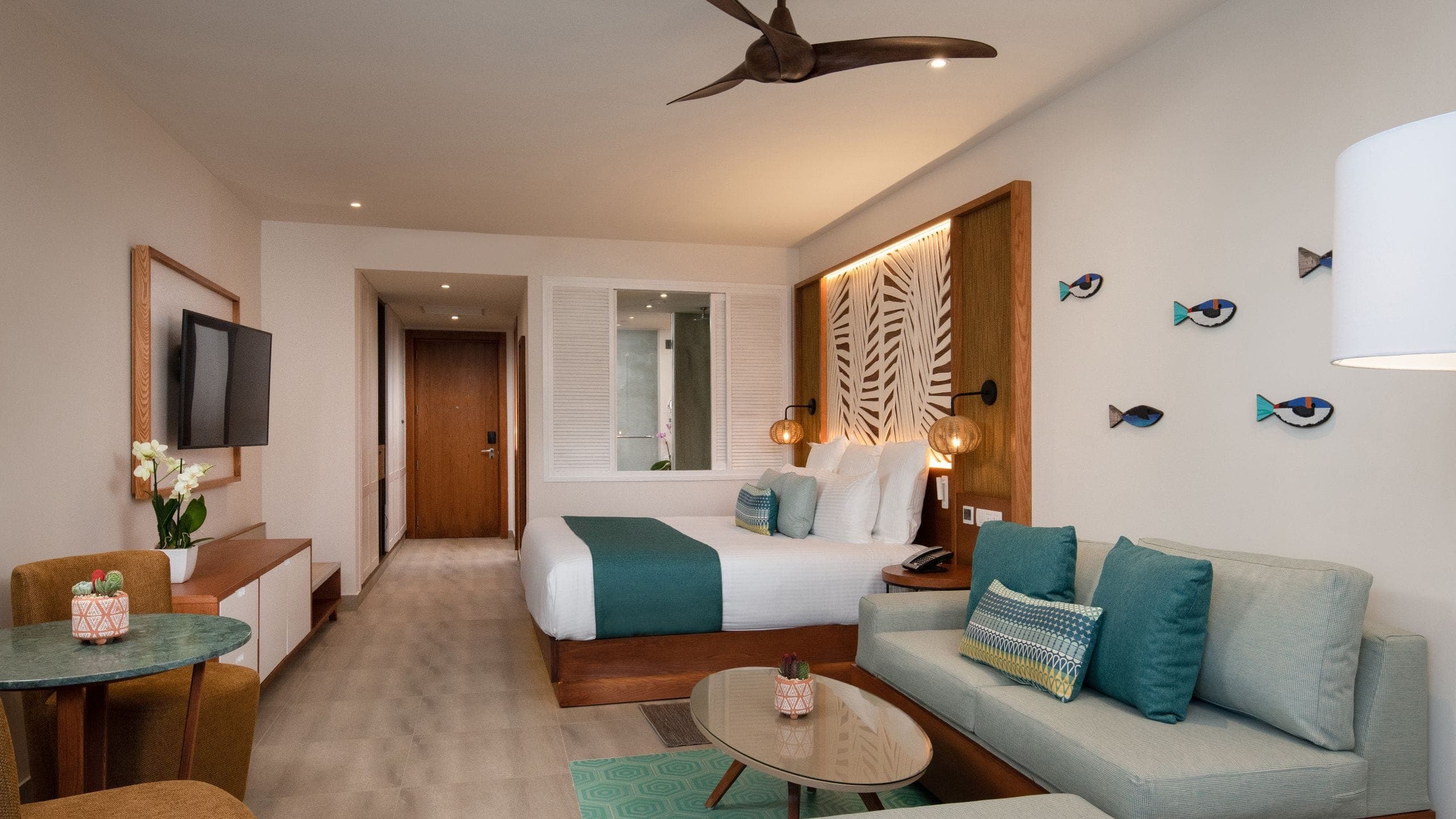 Preferred Club Jr. Suite Tropical View King - Image 1