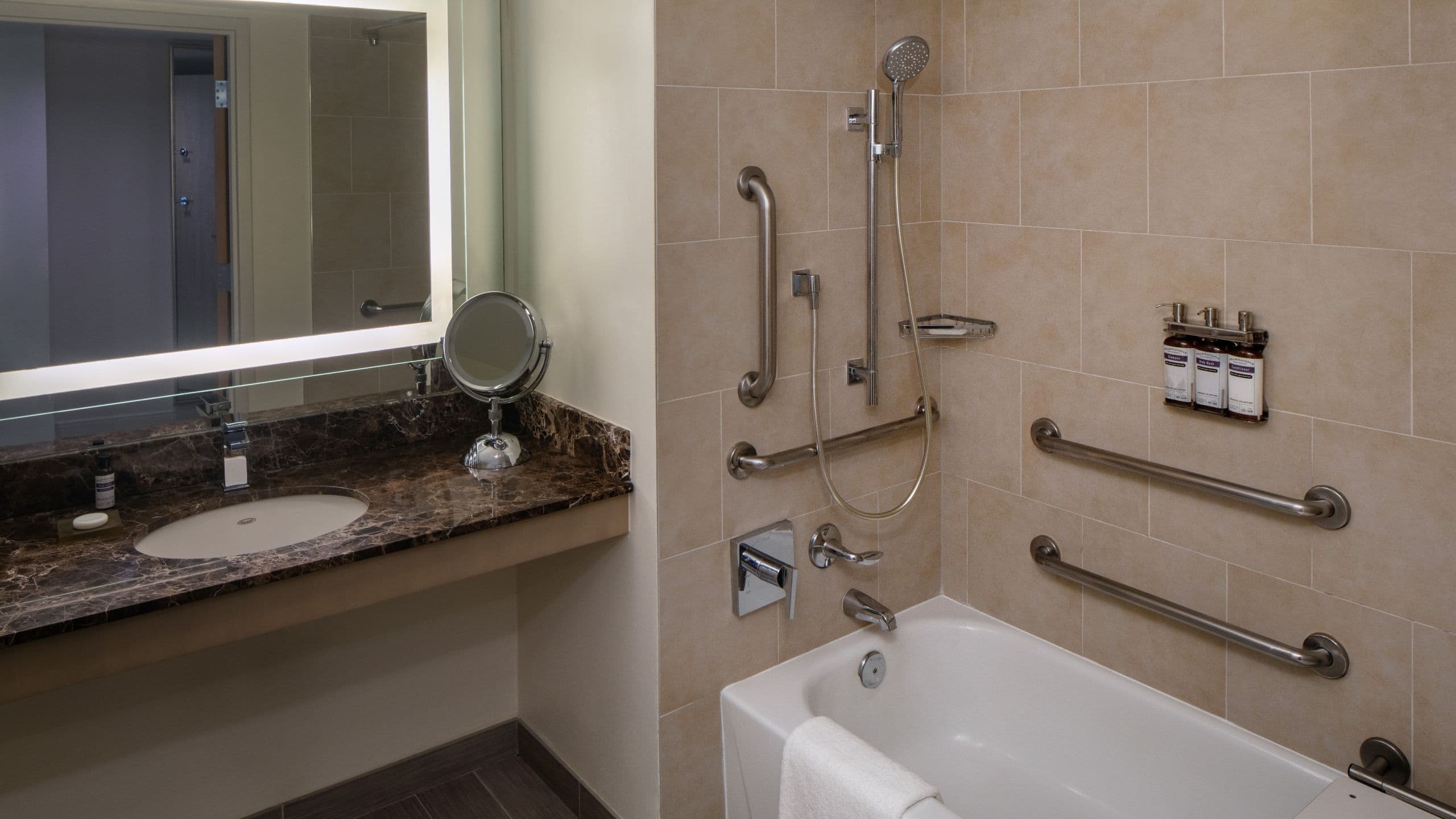 2 Queen Beds Accessible Tub - Image 2