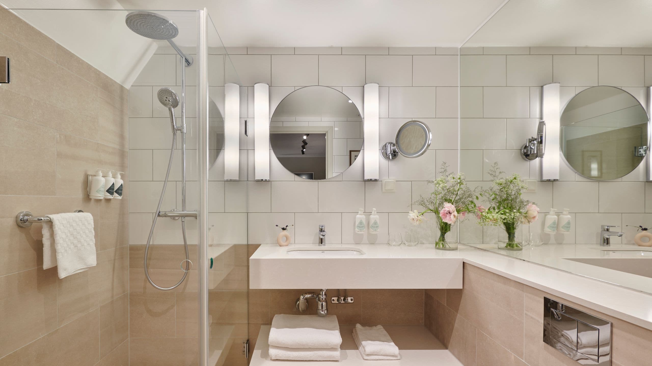 1 King Bed - Image 5