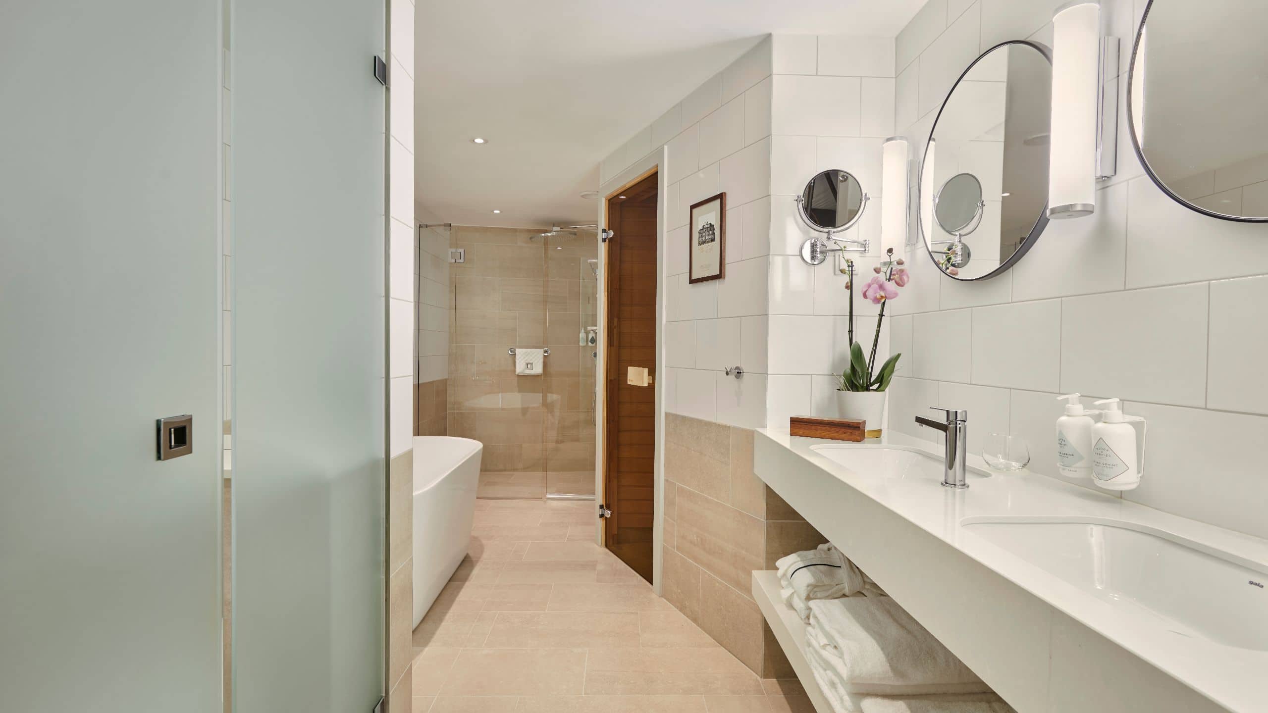 Nordic Suite with Sauna - Image 4