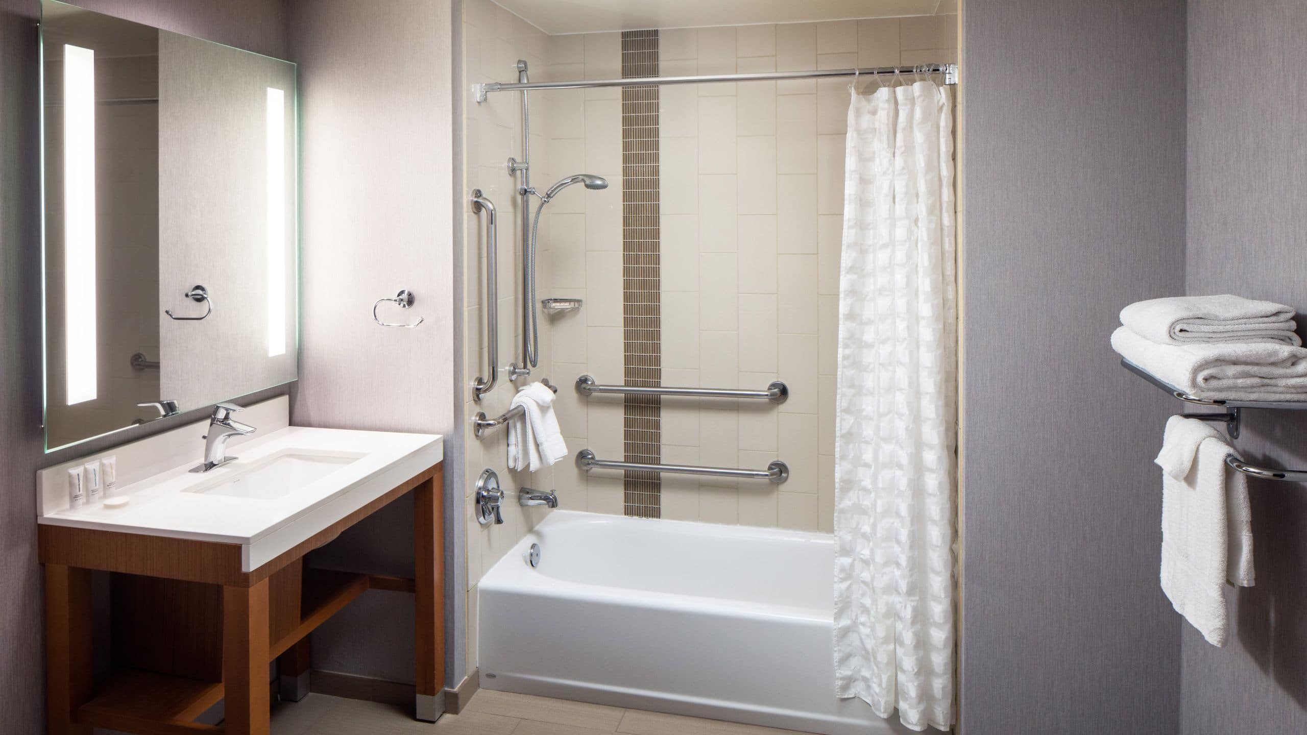 Accessible King Bed/Tub (with Sofa Bed) - Image 2