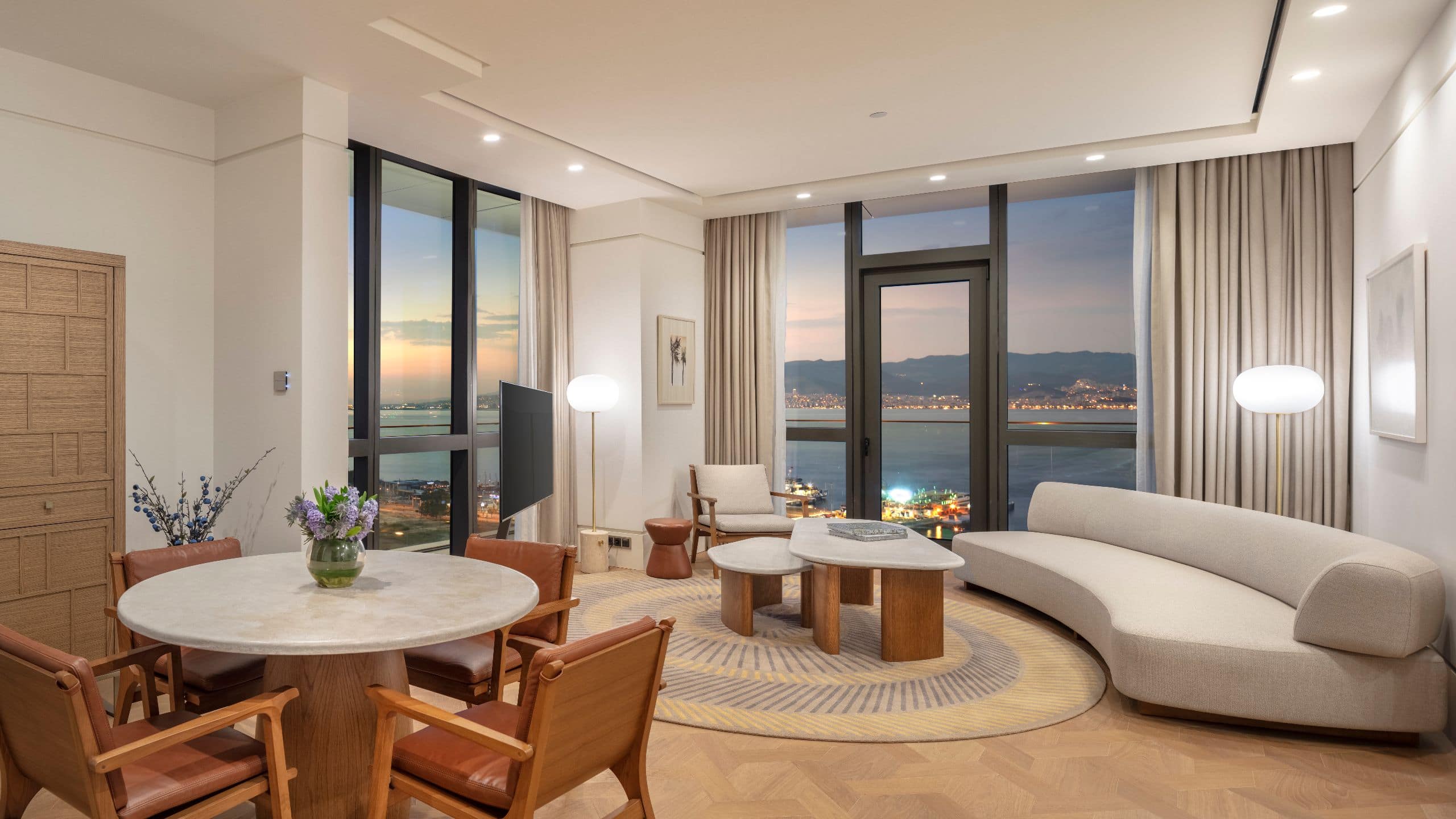 Grand Suite with balcony - Image 2