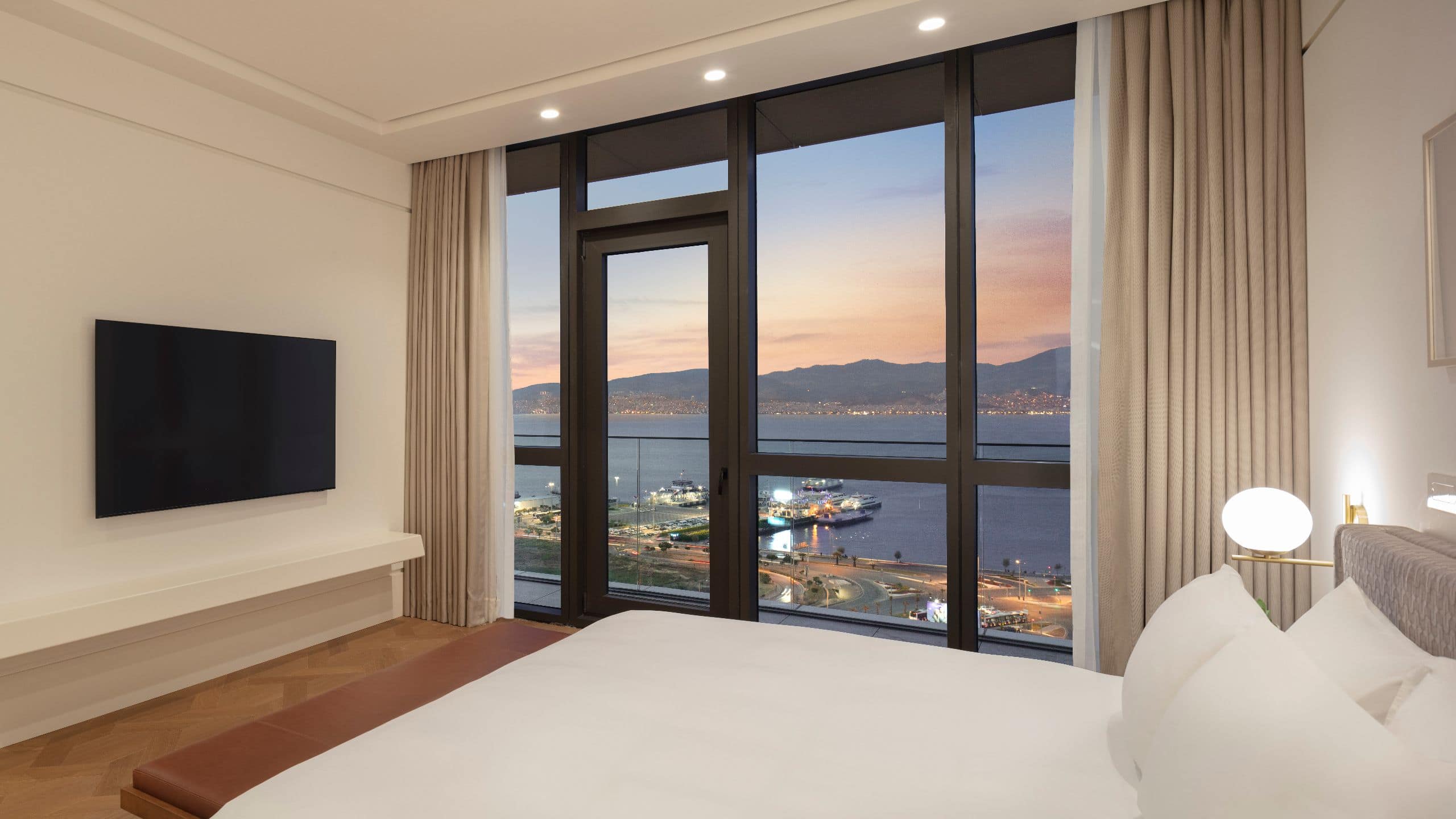 Grand Suite with balcony - Image 1