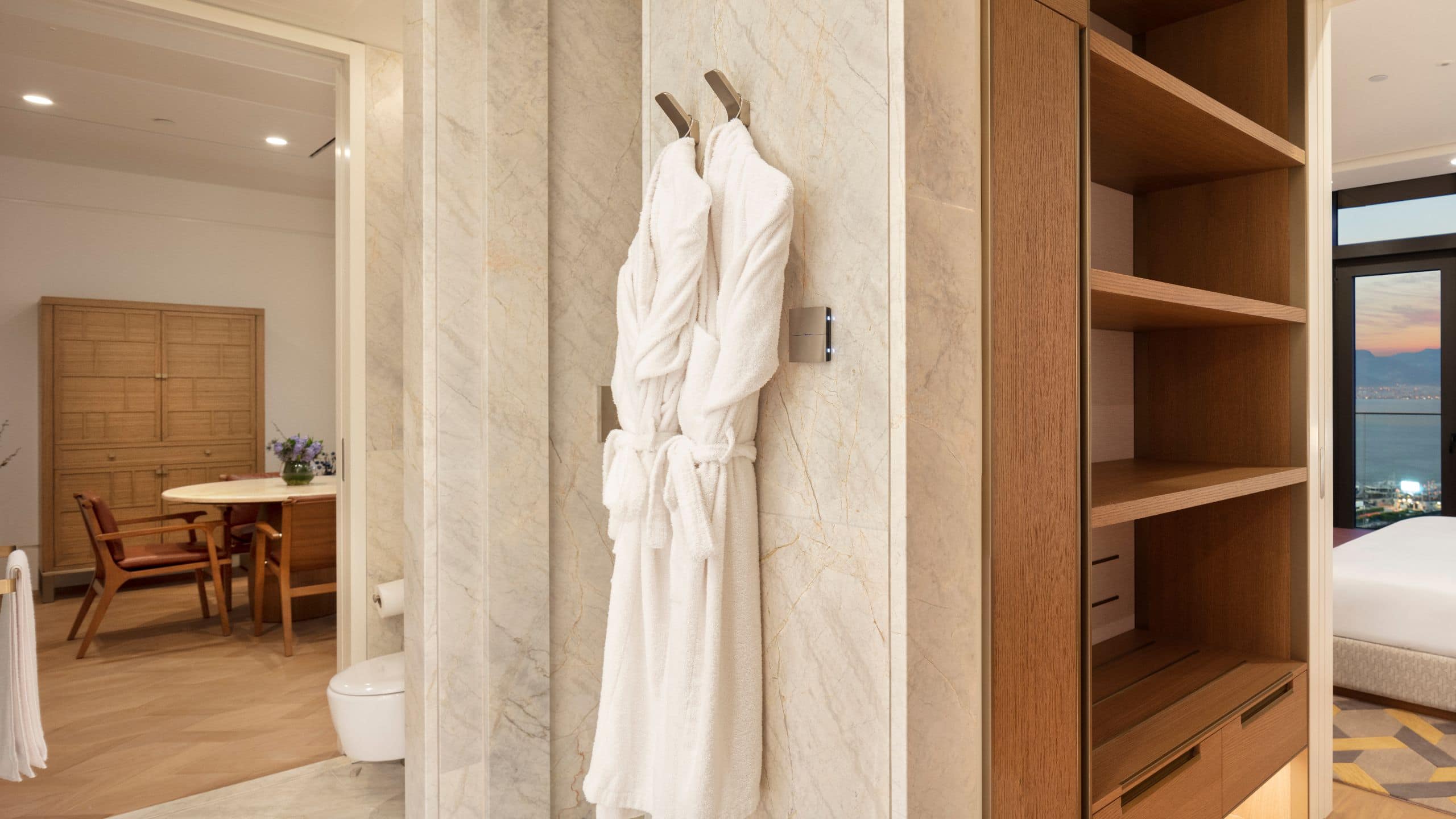 Grand Suite with balcony - Image 11
