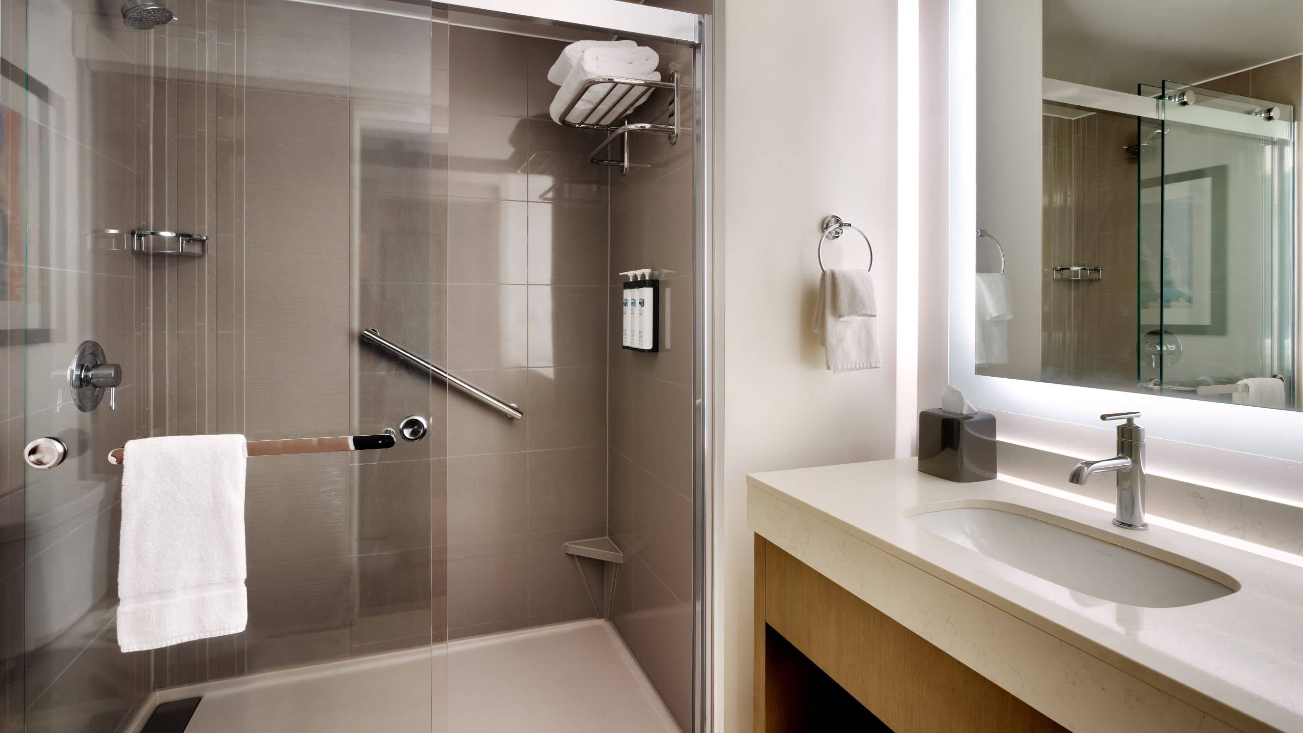 One Bedroom Kitchen Suite King Bed (Plus Sofa Bed) - Image 6