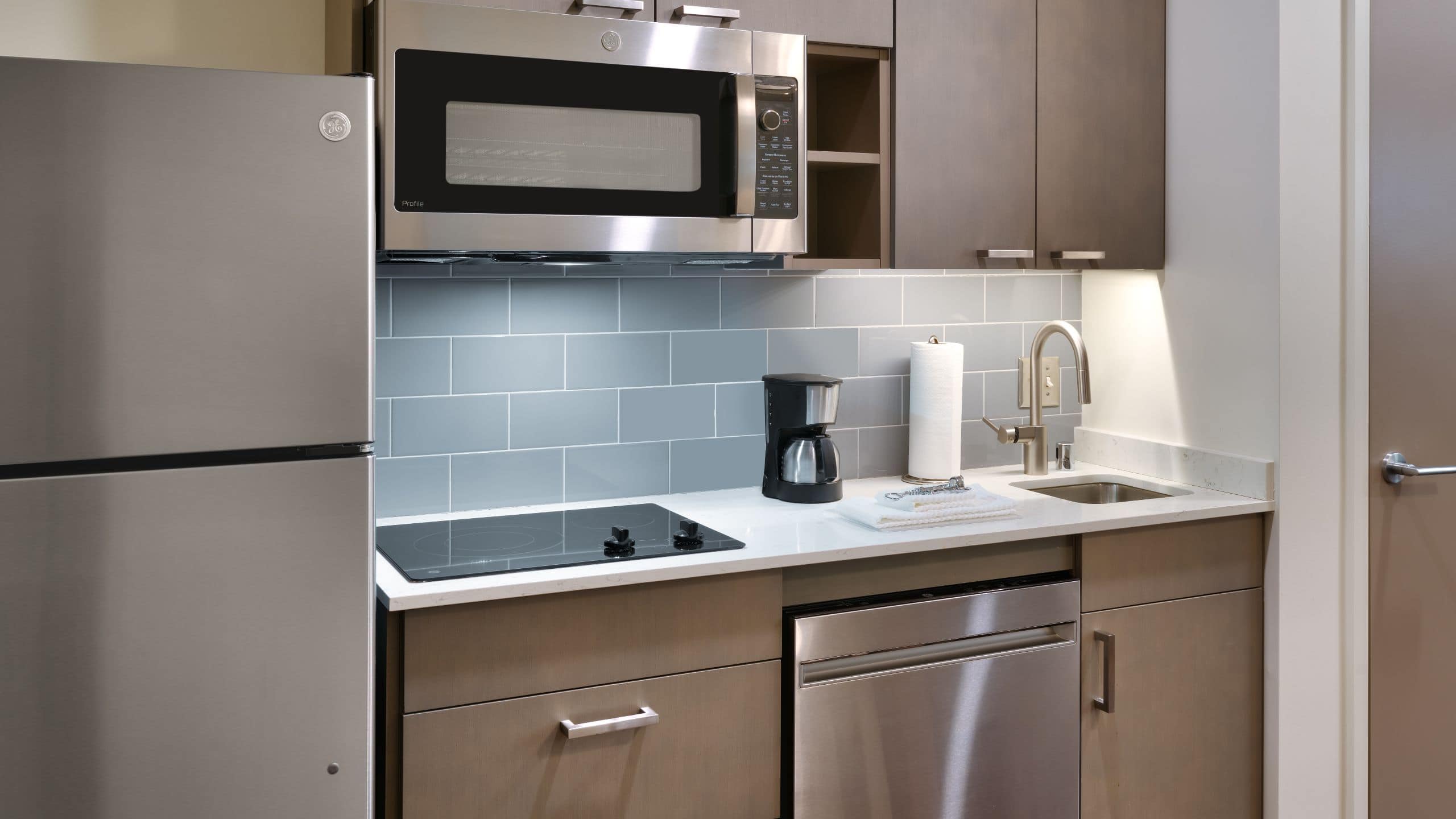 One Bedroom Kitchen Suite King Bed (Plus Sofa Bed) - Image 2