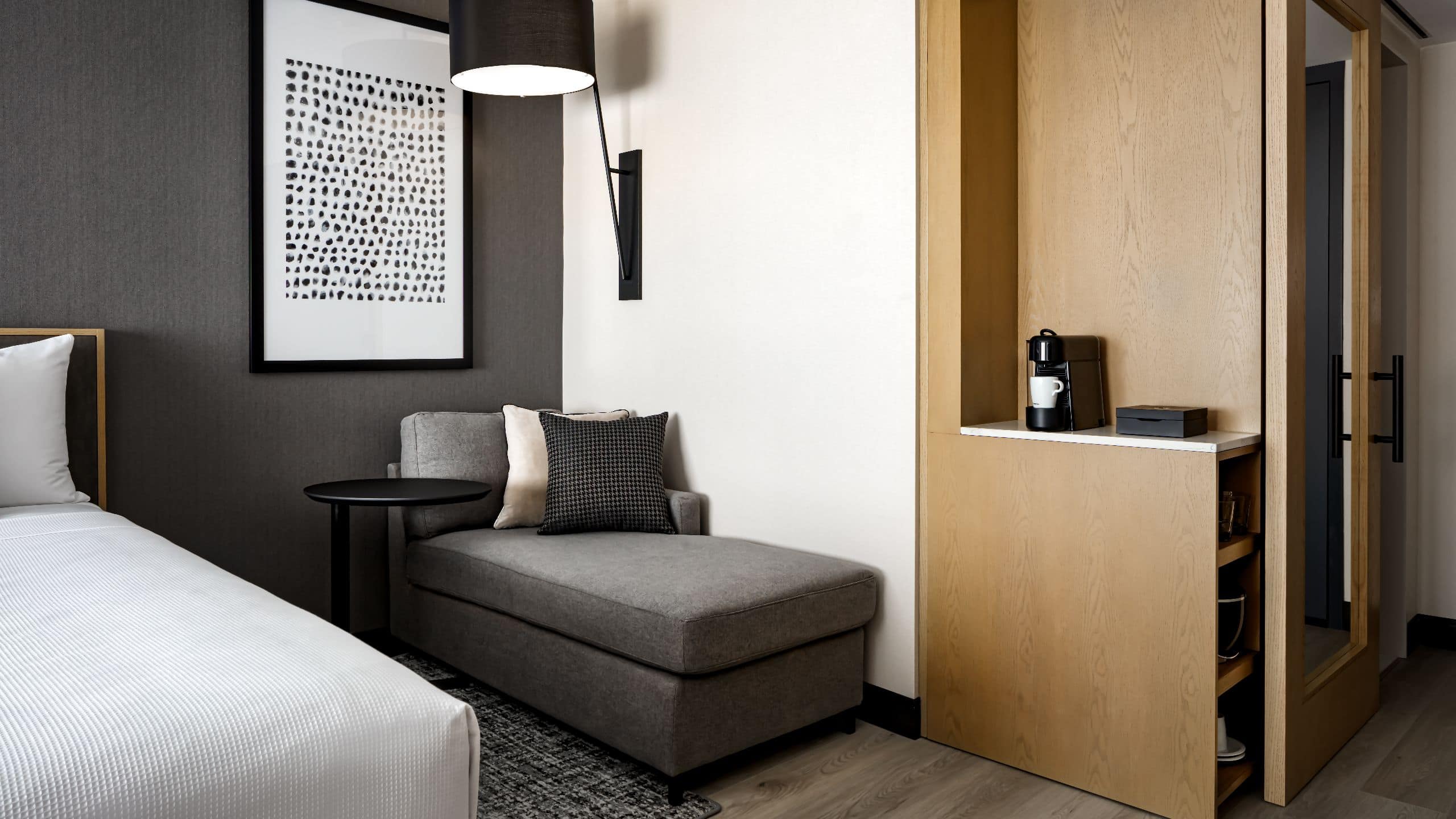 2 Queen Beds - Image 2