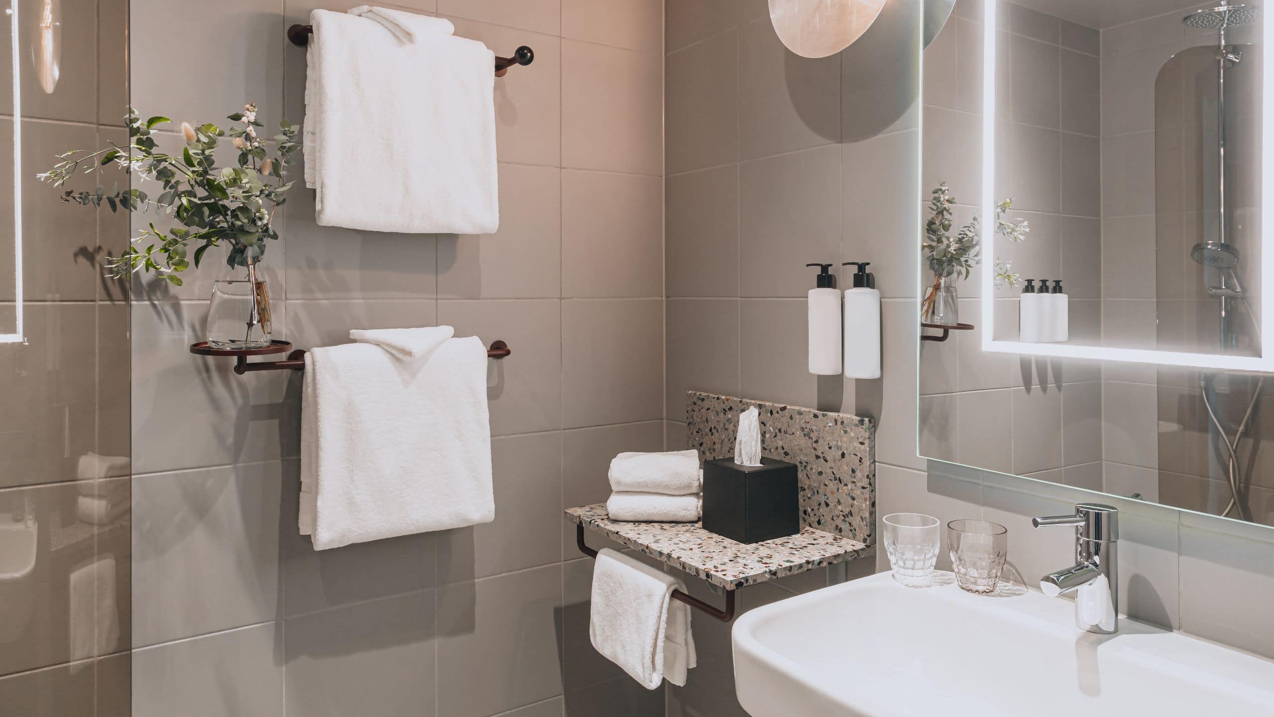 Queen Bed City View - Image 5