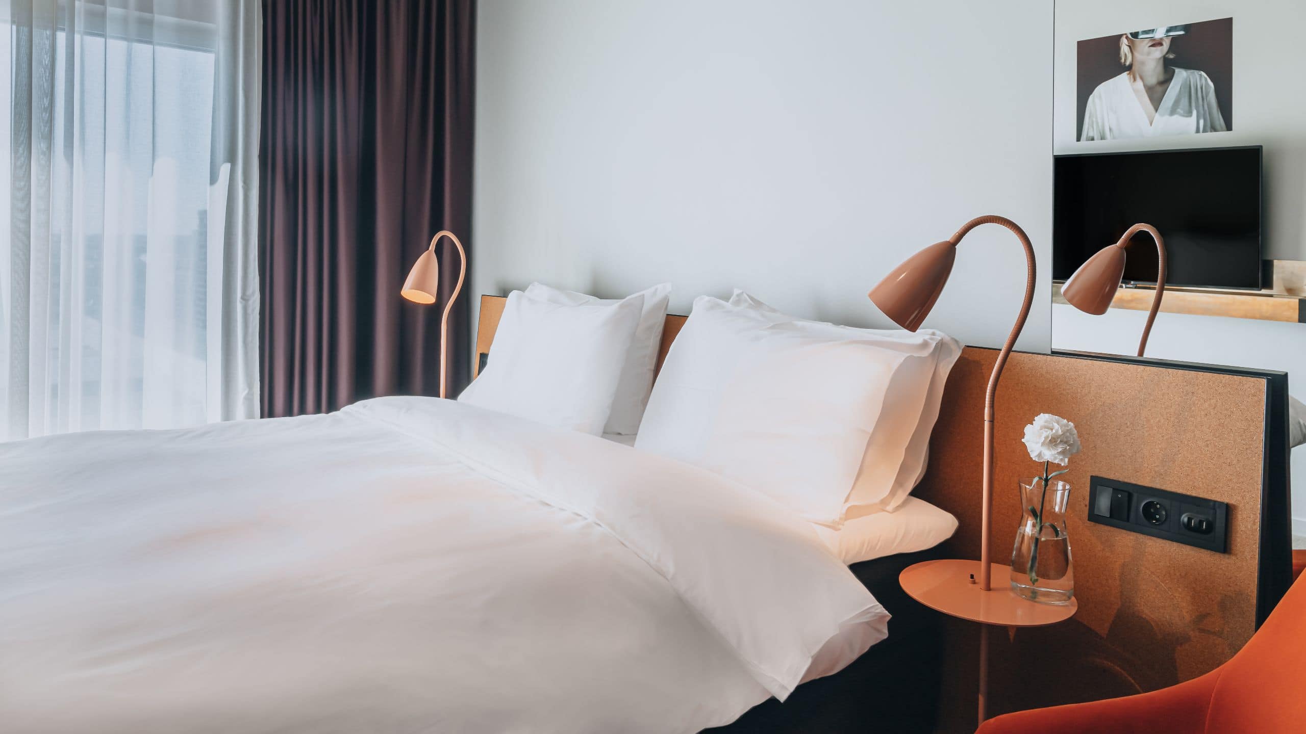 Queen Bed City View - Image 2