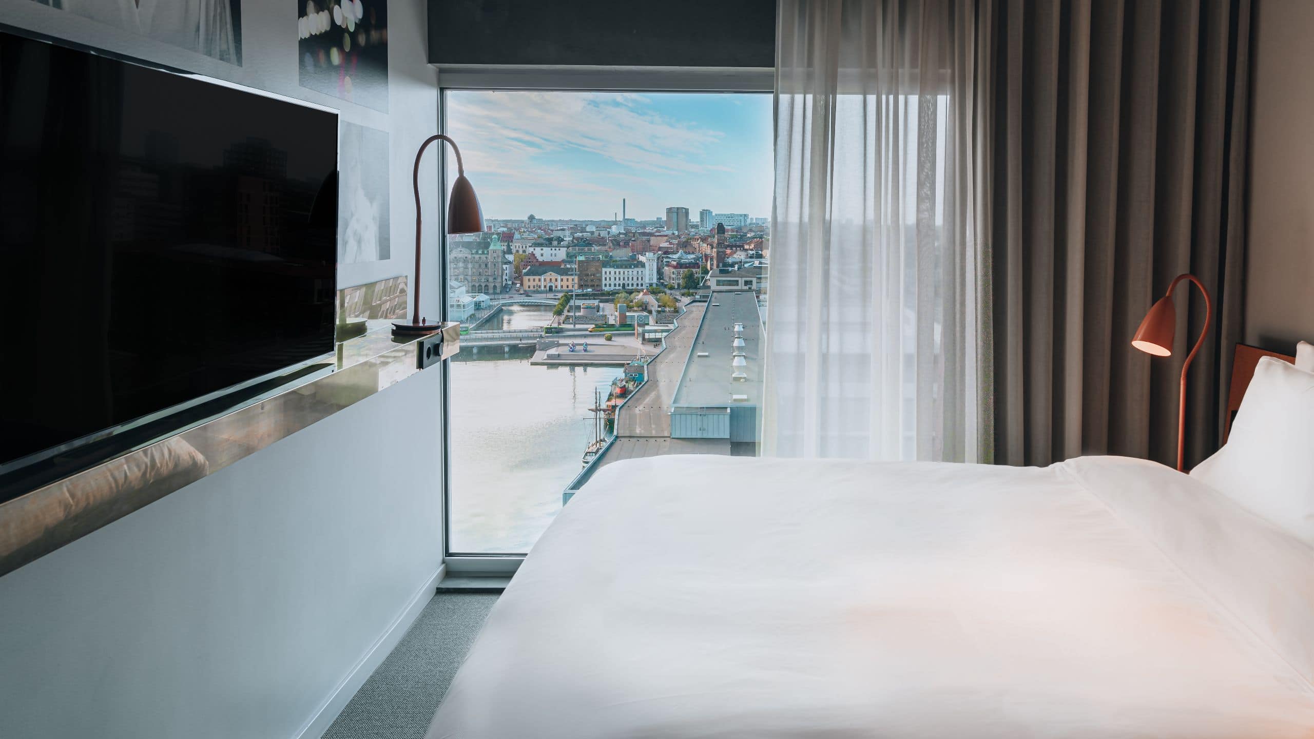 King Bed City View - Image 3