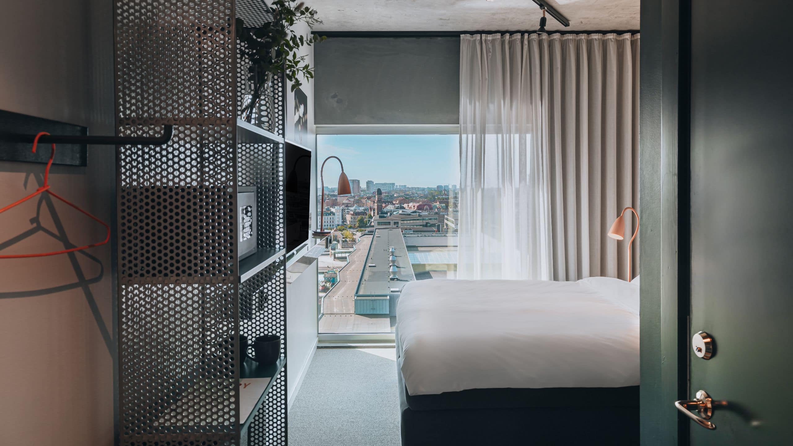 King Bed City View - Image 4