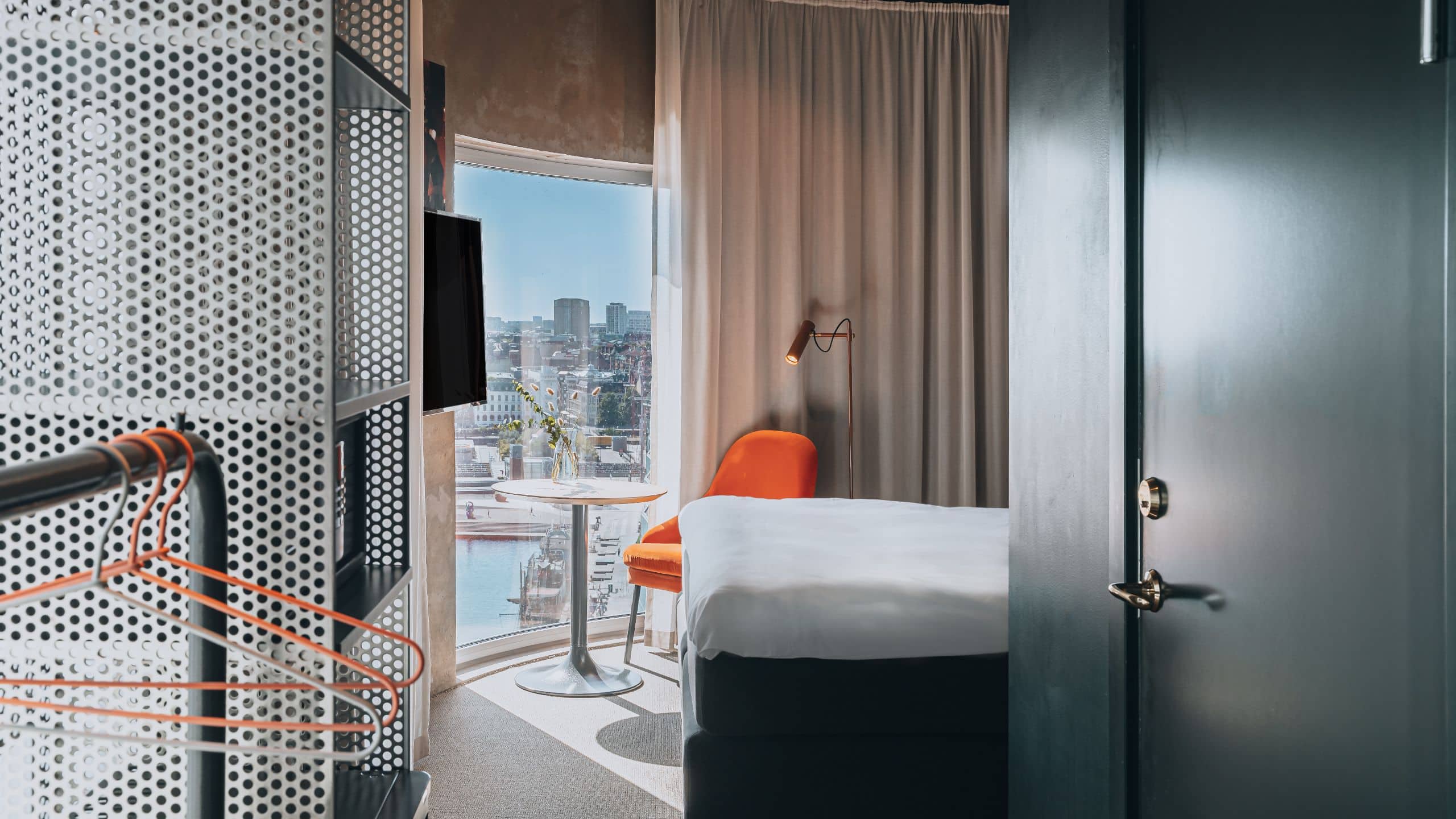 King Bed City View - Image 5