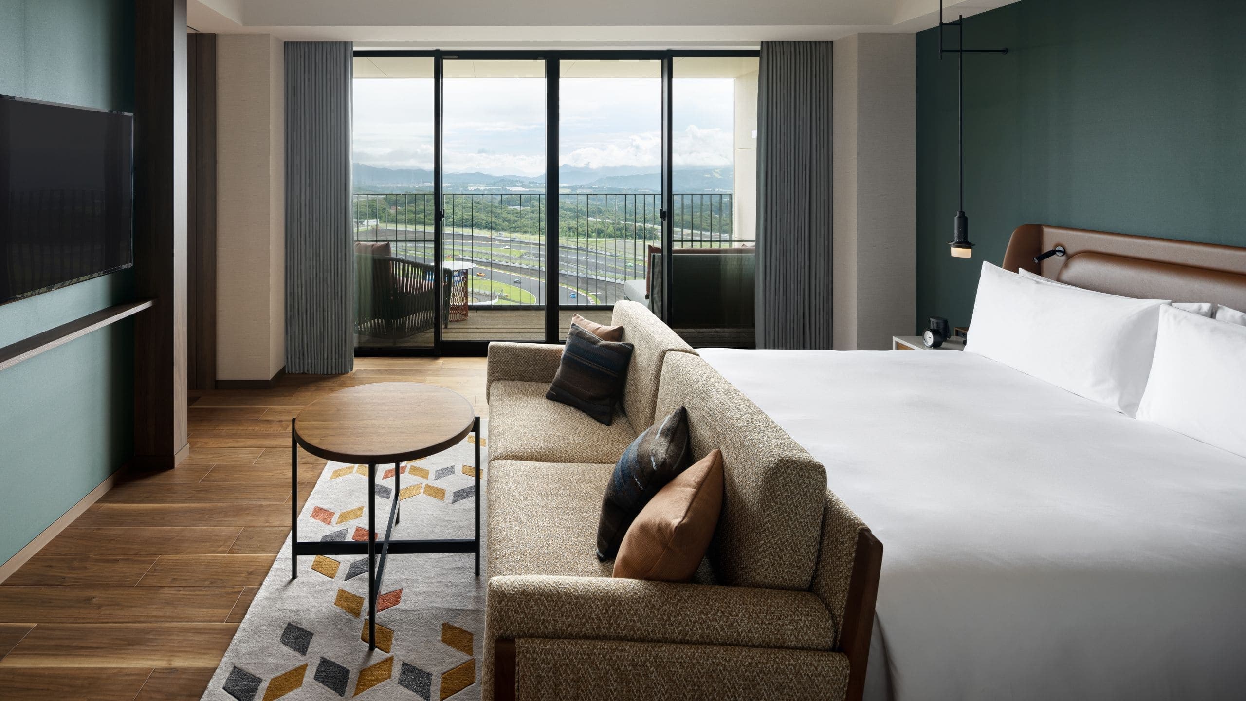 Grand Prix Suite, 1 King Bed, Circuit View - Image 2