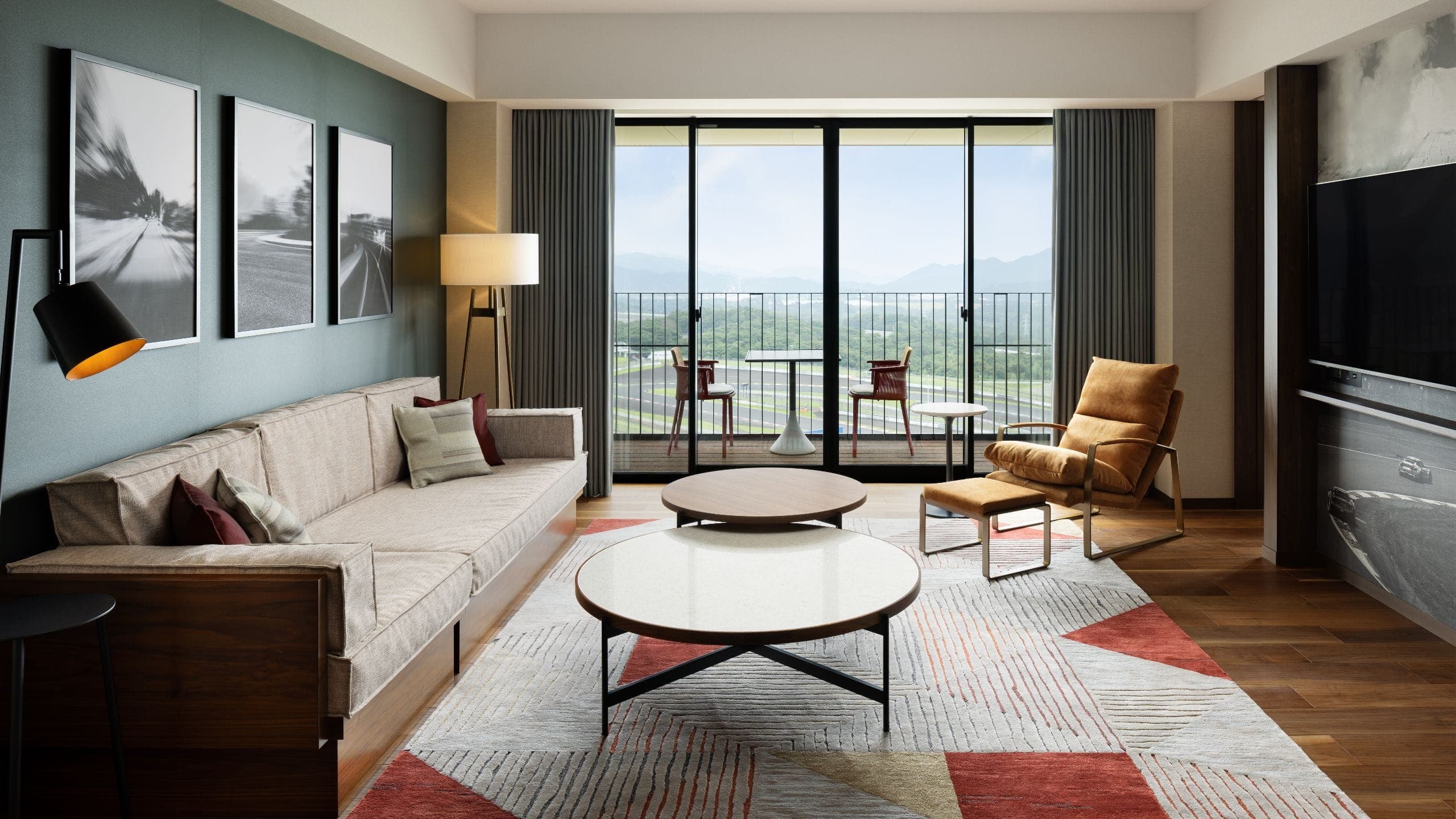 Grand Prix Suite, 1 King Bed, Circuit View - Image 1