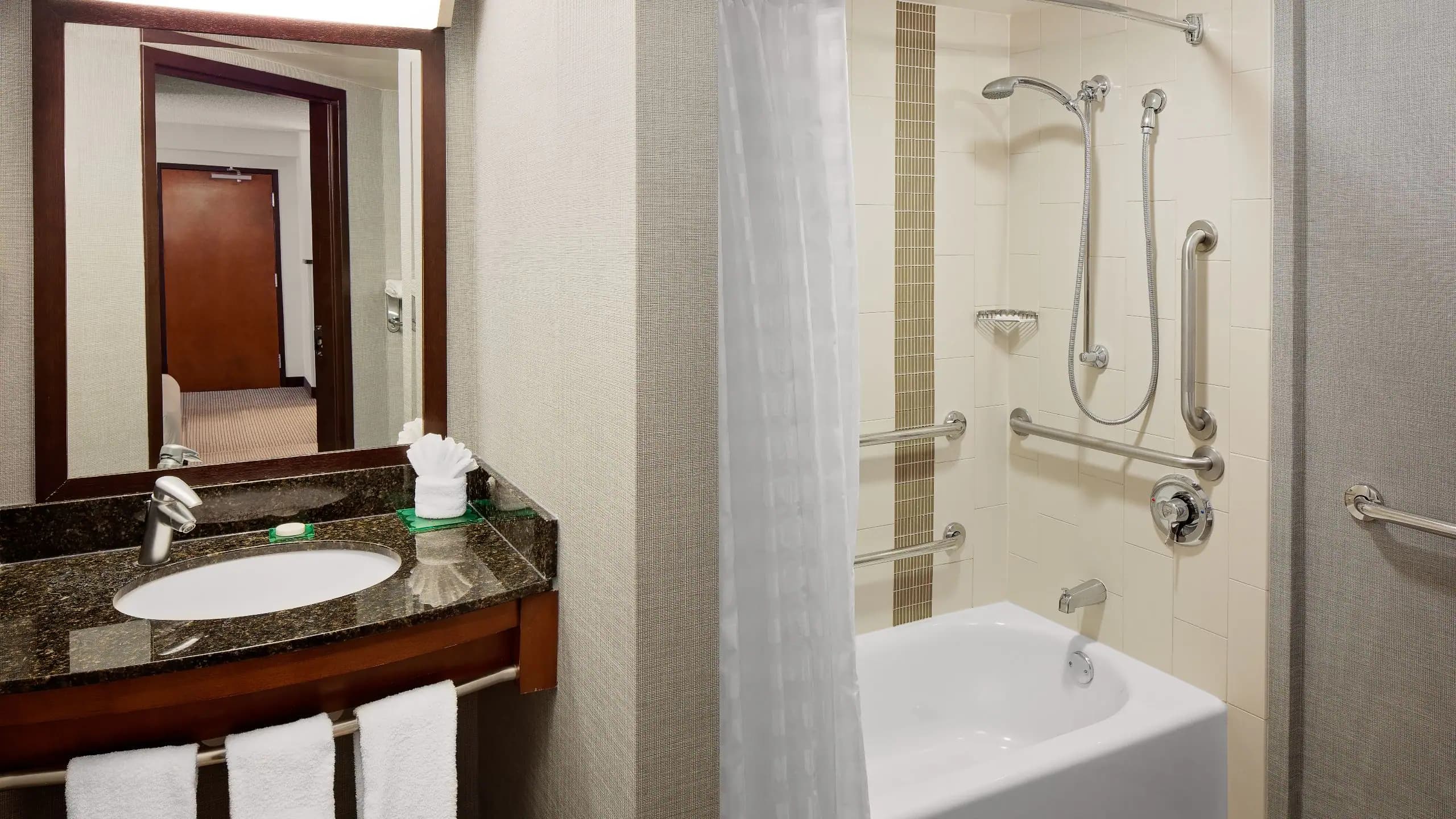 Accessible Double Bed/Tub (With Sofa Bed) - Image 3